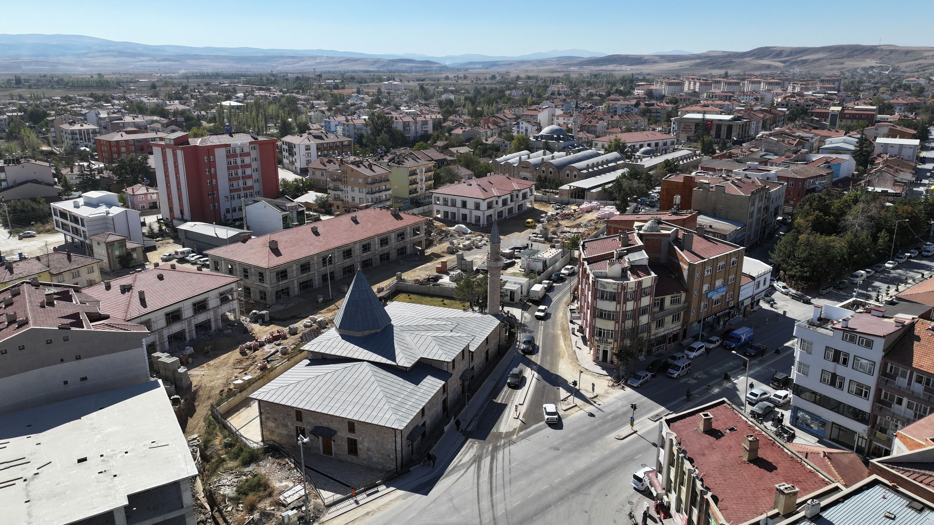 ILGIN OSMANLI KENT MEYDANI DÖNÜŞÜMÜ PROJESİ HIZLA İLERLİYOR