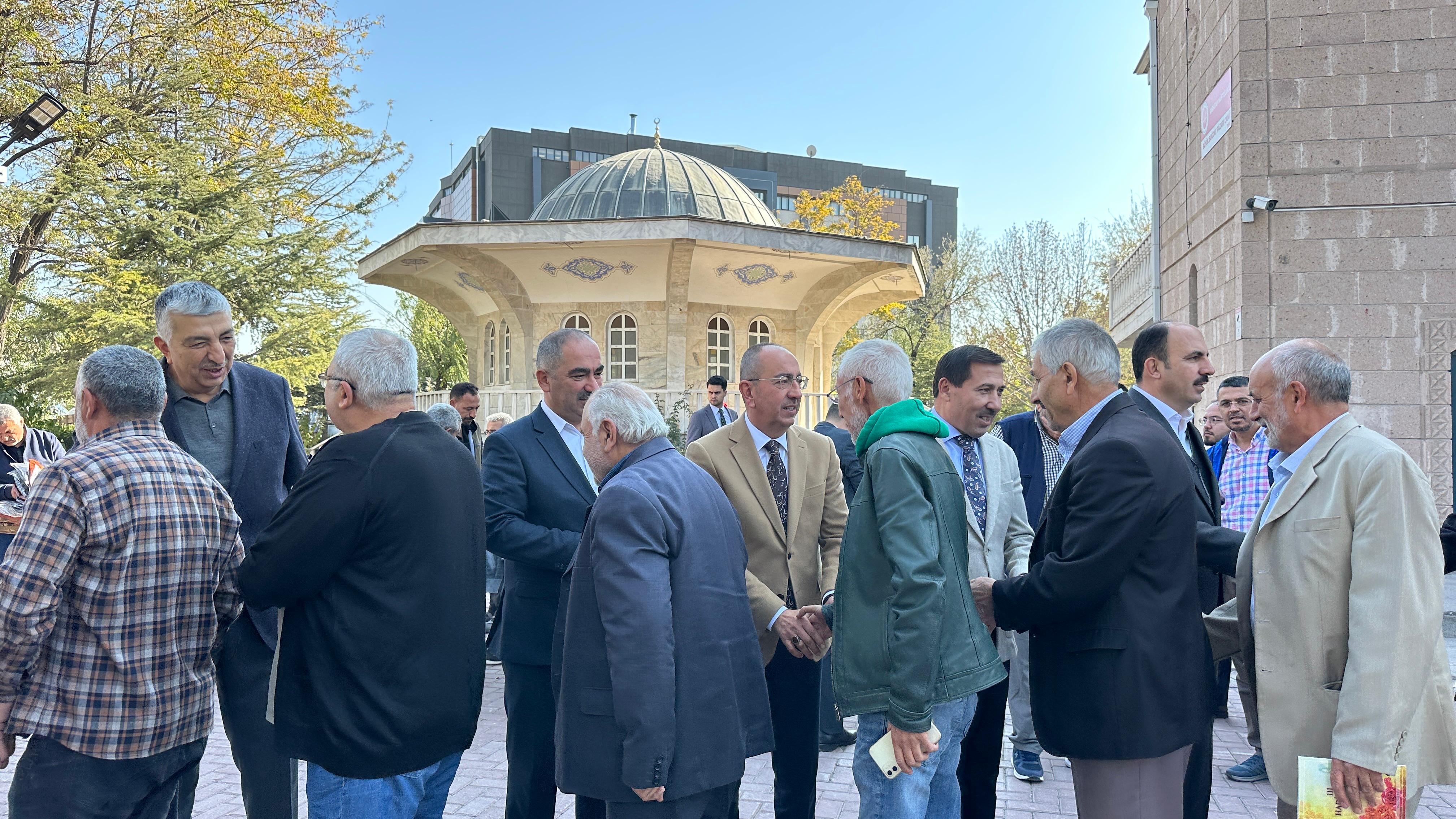 BAŞKAN ALTAY BÜYÜK BUĞDAY PAZARI CAMİİ’NDE ESNAFLA VE VATANDAŞLARLA BULUŞTU