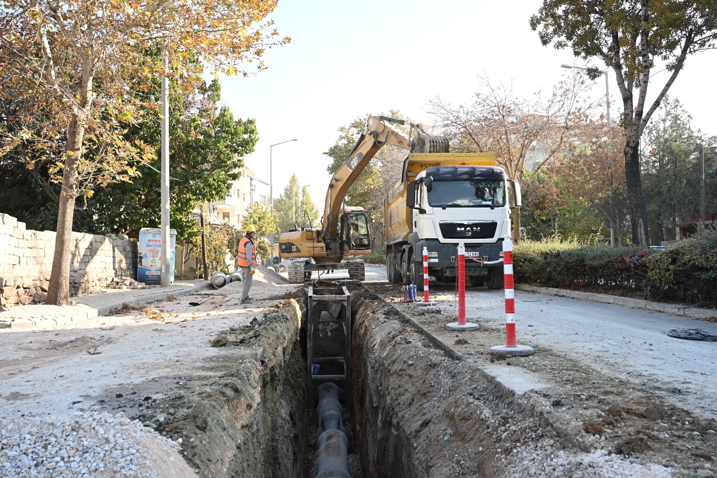 KONYA BÜYÜKŞEHİR PİREBİ MAHALLESİ AHMET ÖZCAN CADDESİ’NDE ALTYAPIYI YENİLİYOR