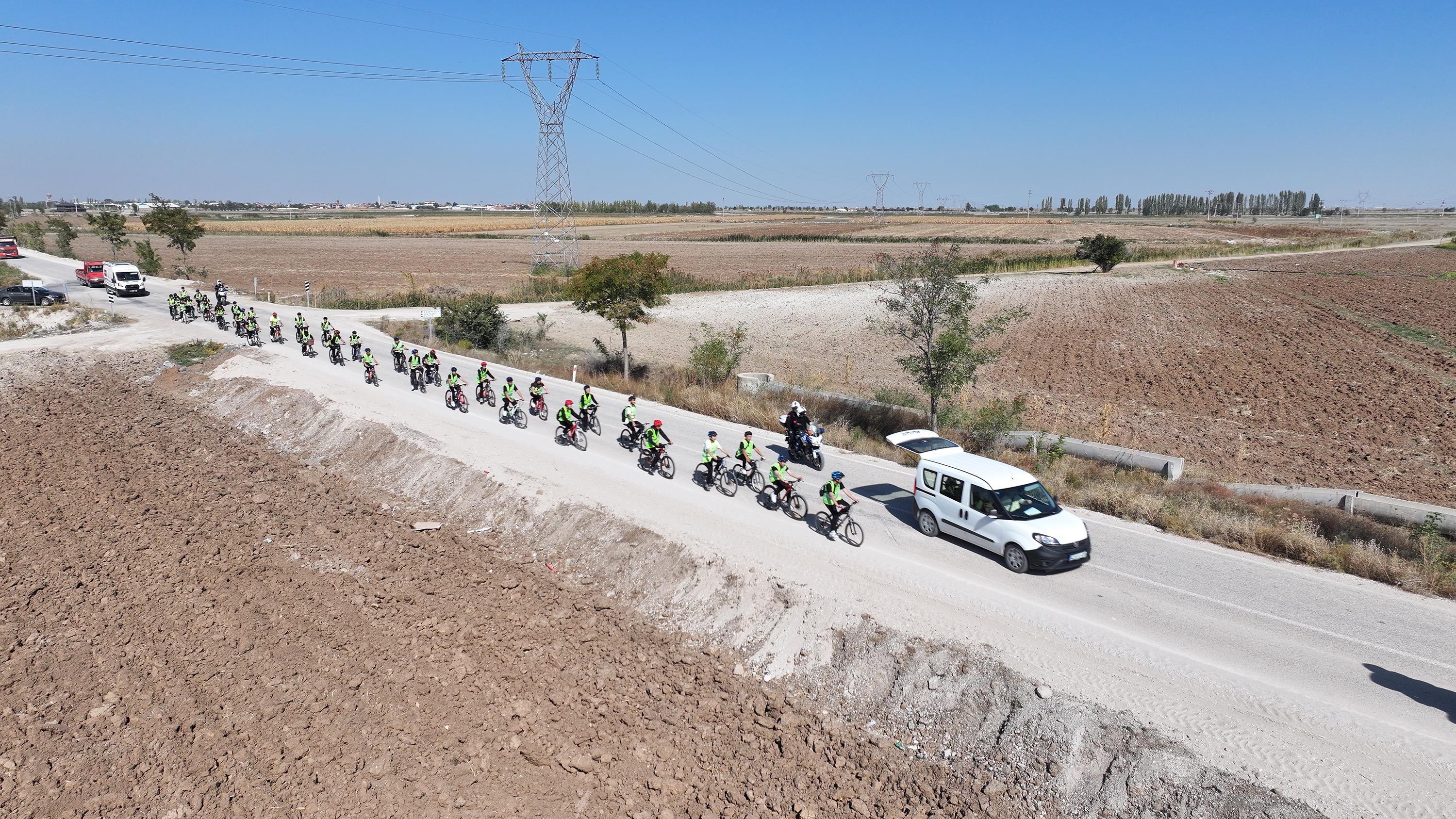 LİSE ÖĞRENCİLERİ DOĞAL VE TARİHİ GÜZELLİKLER EŞLİĞİNDE PEDAL ÇEVİRDİ