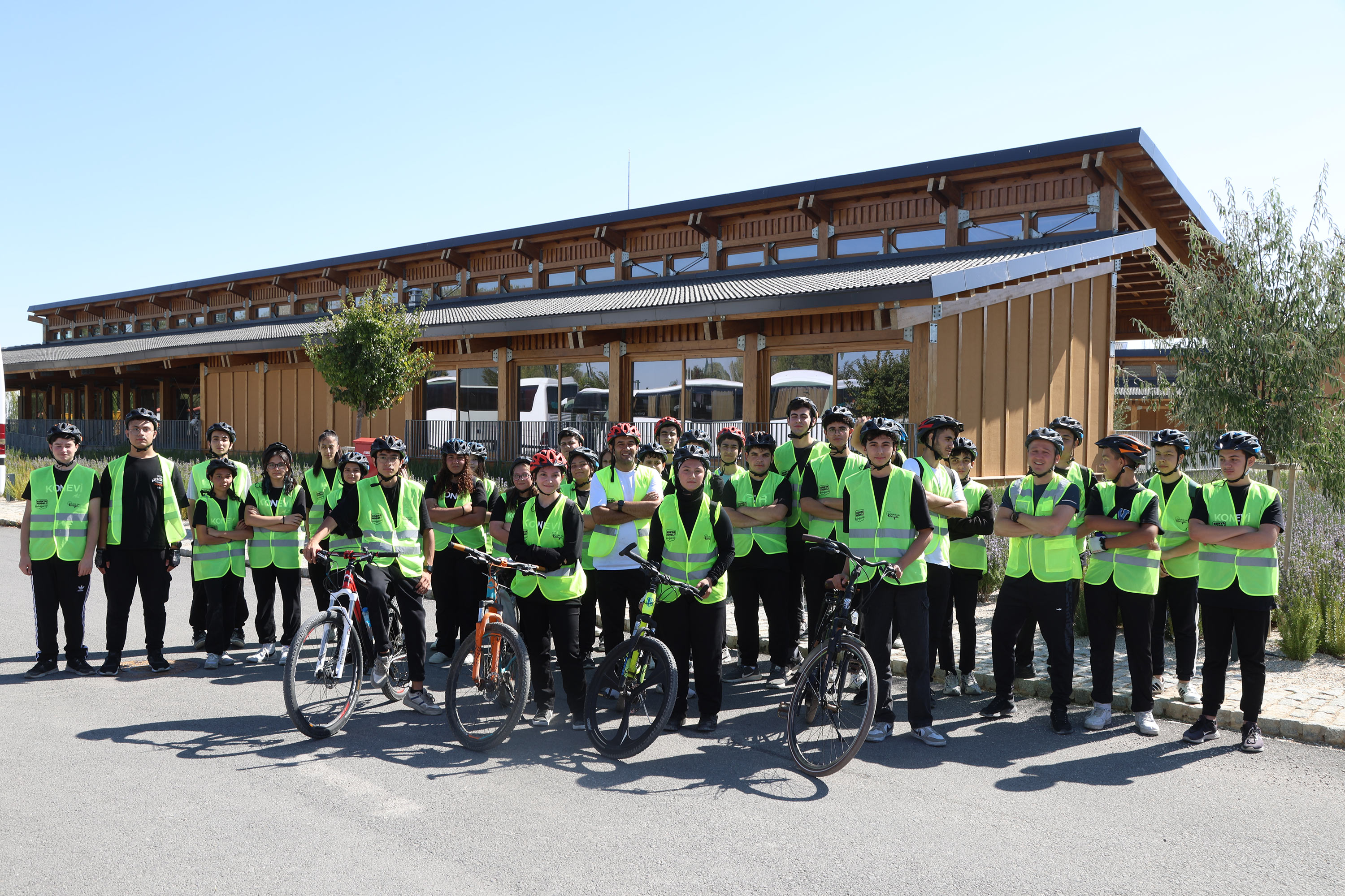 LİSE ÖĞRENCİLERİ DOĞAL VE TARİHİ GÜZELLİKLER EŞLİĞİNDE PEDAL ÇEVİRDİ