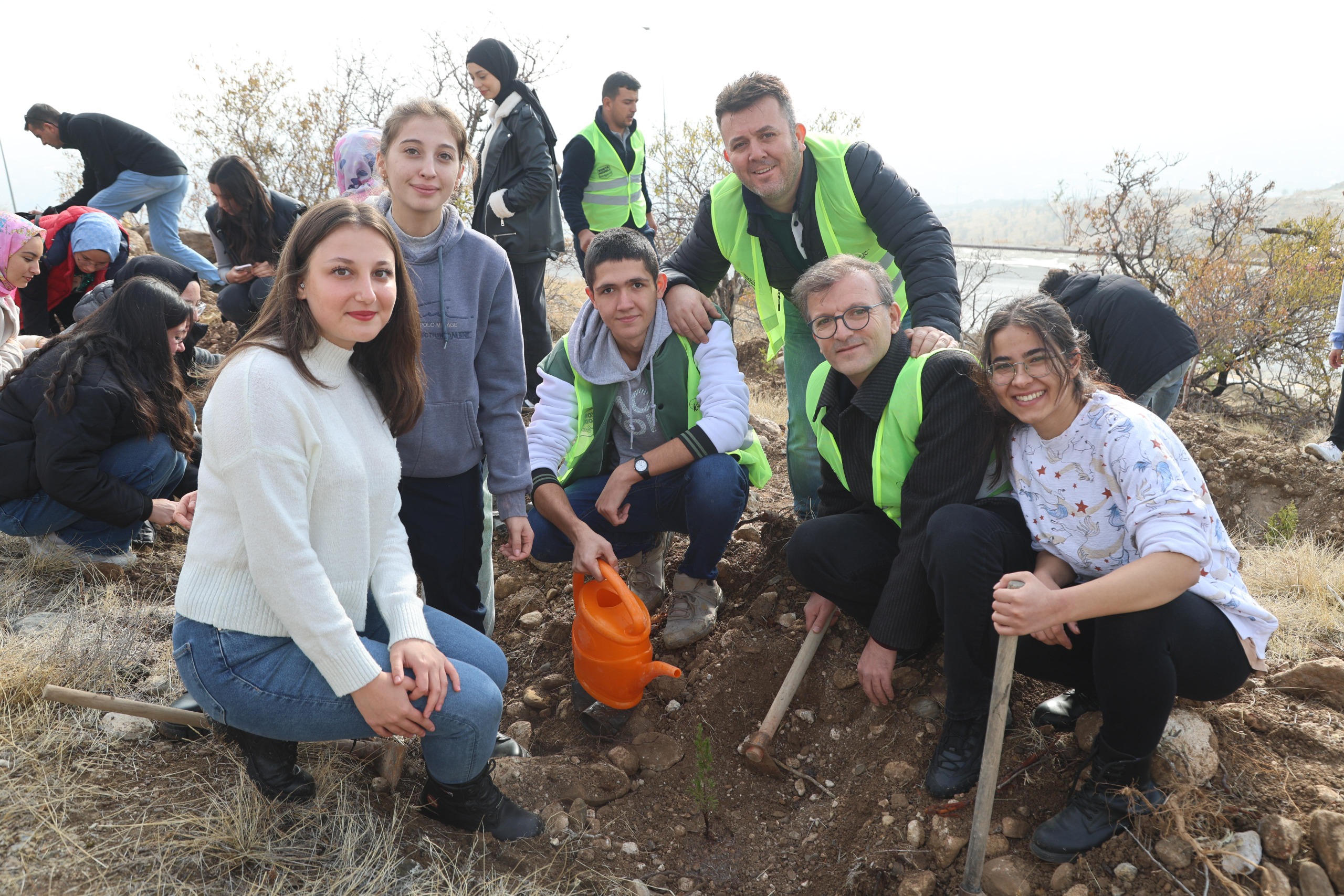 MİLLİ AĞAÇLANDIRMA GÜNÜ’NDE ÜNİVERSİTELİ GENÇLER FİDANLARI TOPRAKLA BULUŞTURDU
