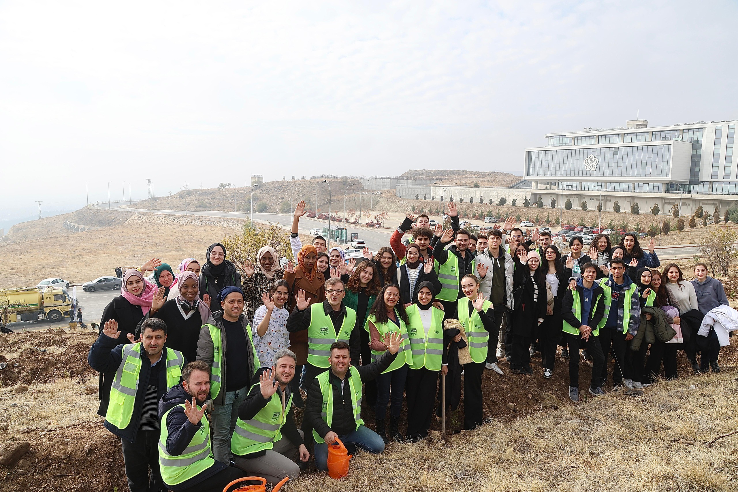 MİLLİ AĞAÇLANDIRMA GÜNÜ’NDE ÜNİVERSİTELİ GENÇLER FİDANLARI TOPRAKLA BULUŞTURDU