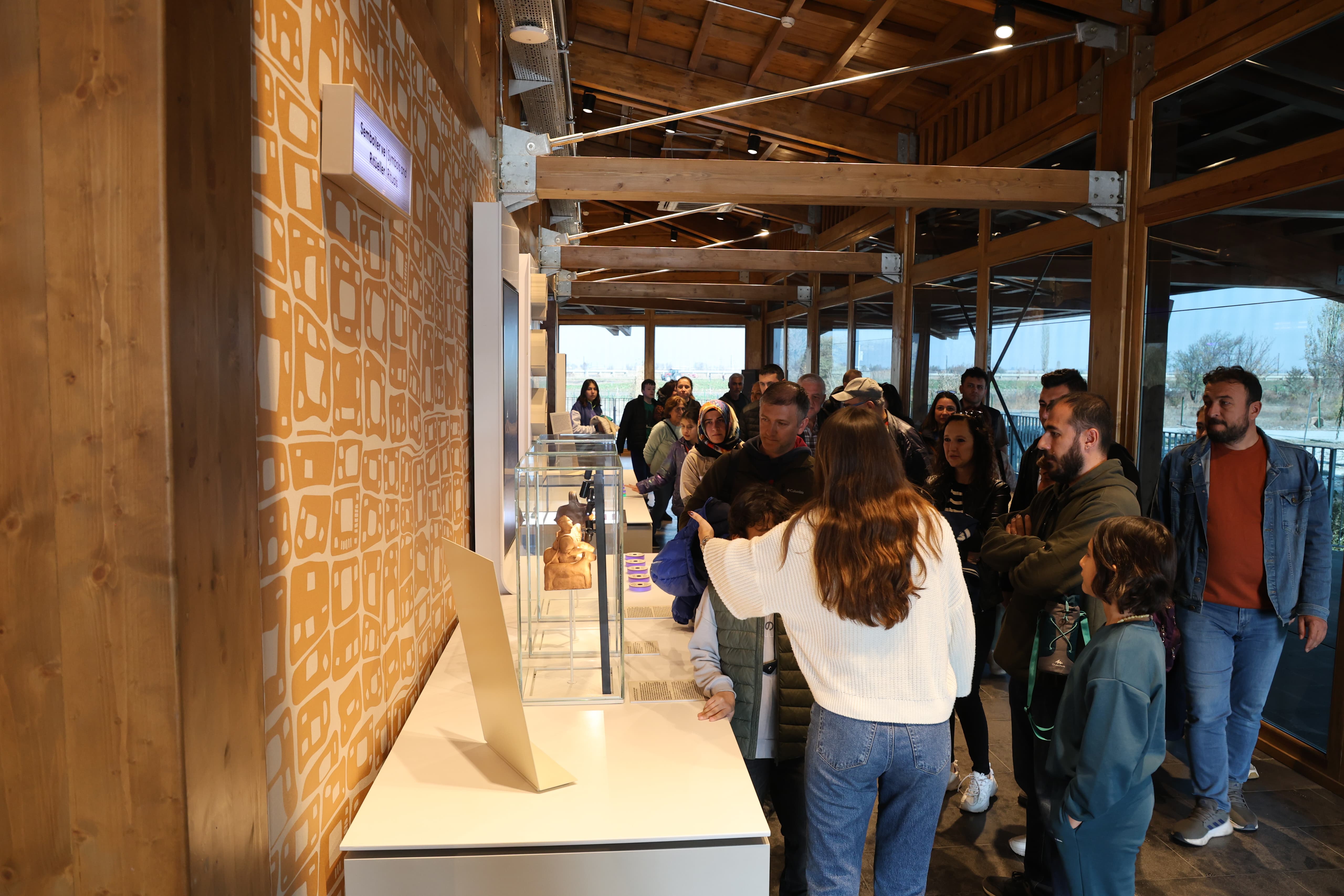 ÇATALHÖYÜK’TEN YURT DIŞINA KAÇIRILAN 8 BİN YILLIK HEYKELCİK AİT OLDUĞU TOPRAKLARA GERİ DÖNDÜ