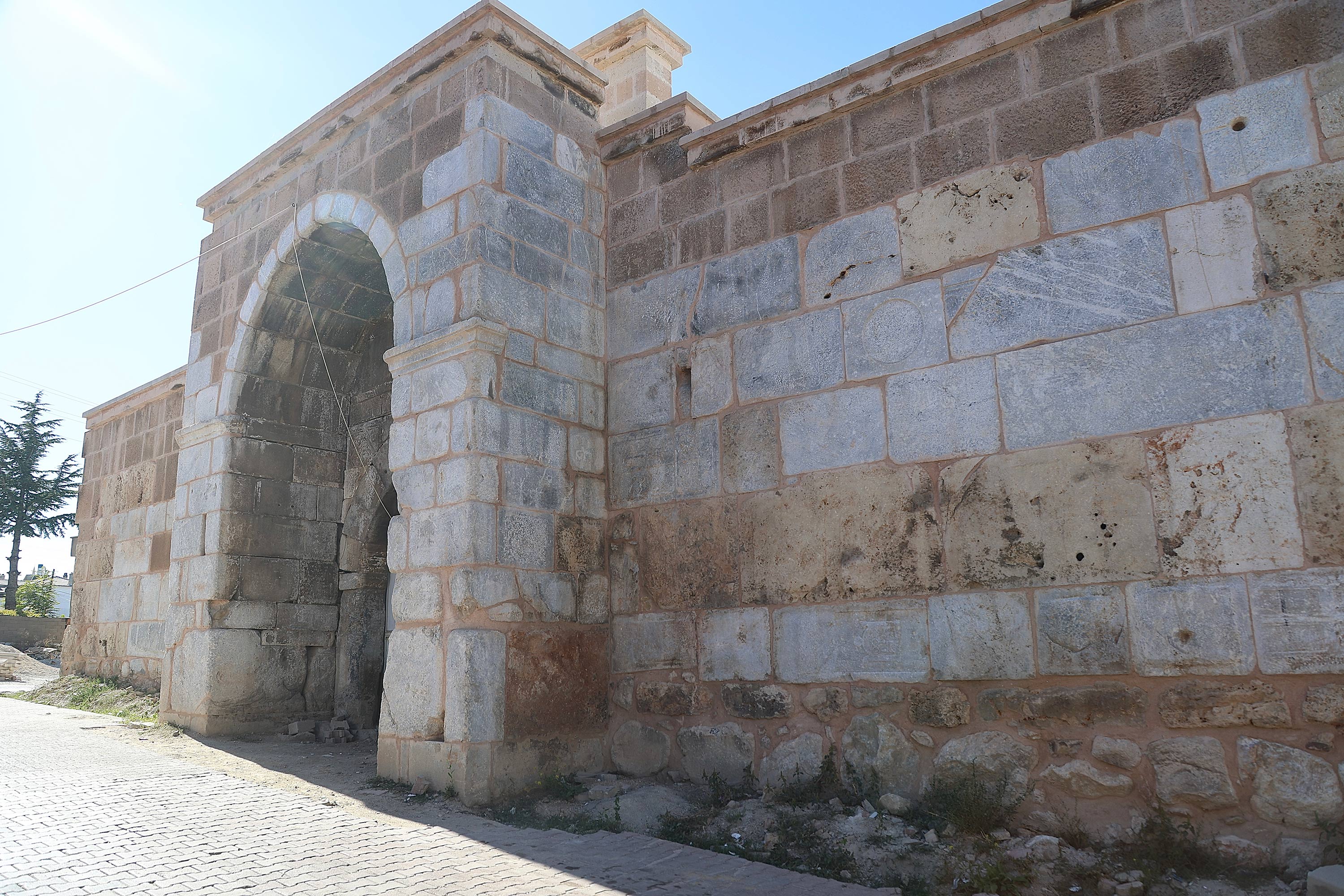 KONYA BÜYÜKŞEHİR KADINHANI’NDAKİ SELÇUKLU MİRASI KERVANSARAYI İHYA EDİYOR