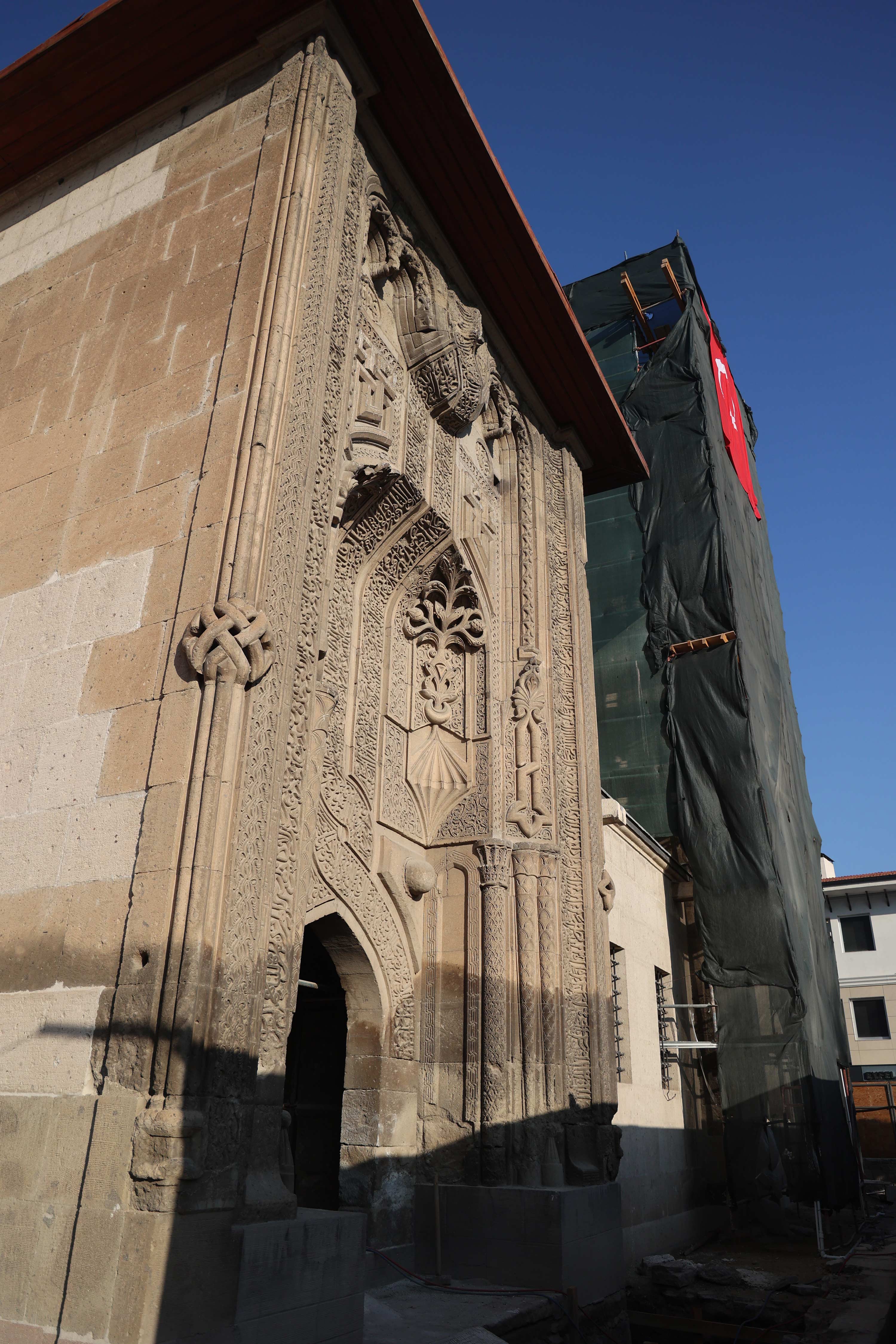 BAŞKAN ALTAY İKİ ÖNEMLİ SELÇUKLU ESERİNDEKİ RESTORASYON ÇALIŞMALARINI İNCELEDİ