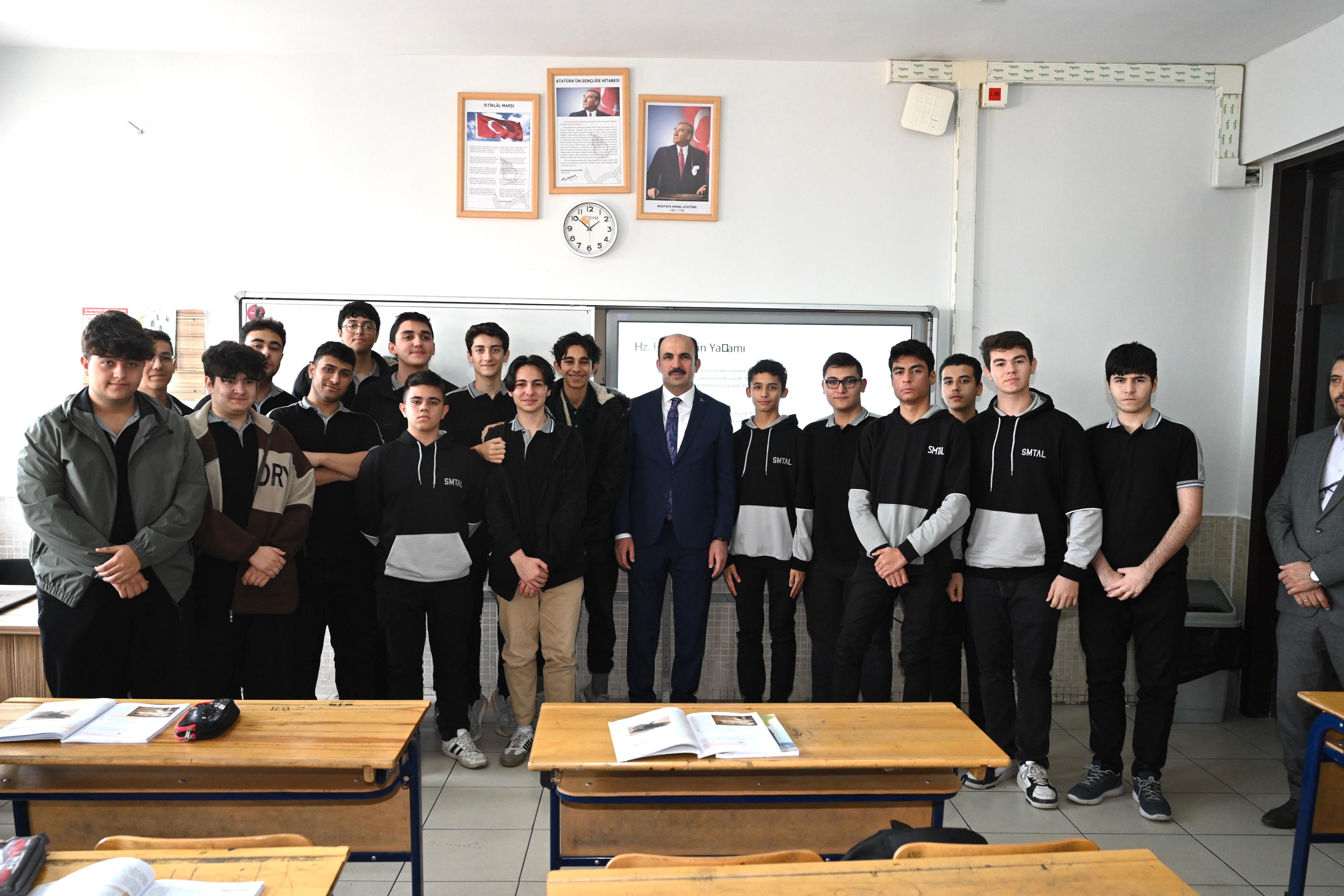 BAŞKAN ALTAY SELÇUKLU MESLEKİ VE TEKNİK ANADOLU LİSESİ ÖĞRENCİLERİYLE BULUŞTU