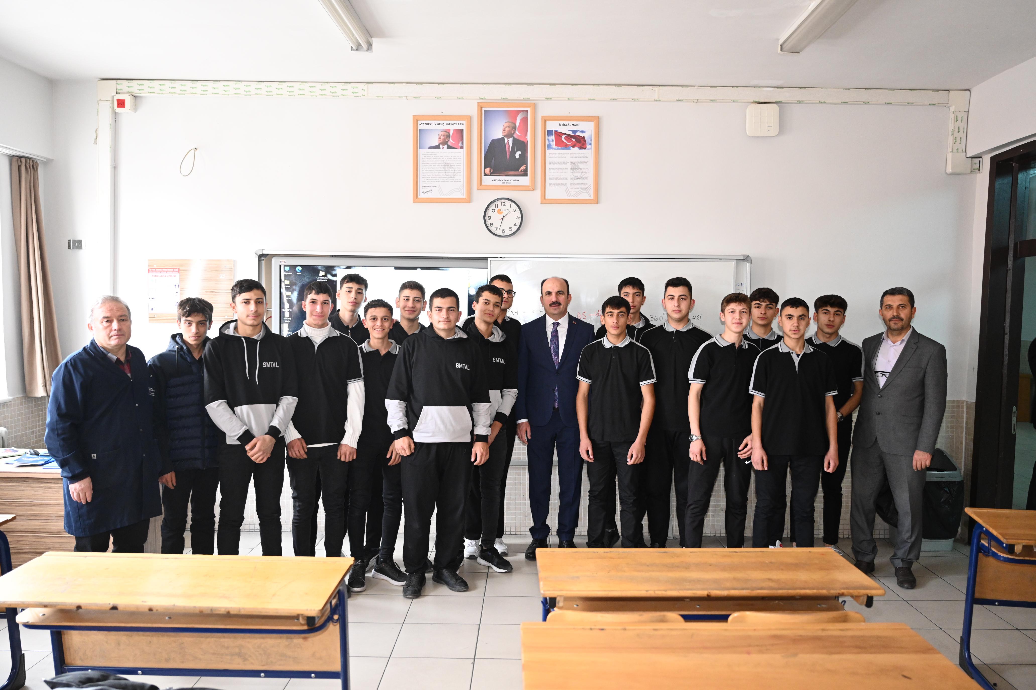 BAŞKAN ALTAY SELÇUKLU MESLEKİ VE TEKNİK ANADOLU LİSESİ ÖĞRENCİLERİYLE BULUŞTU