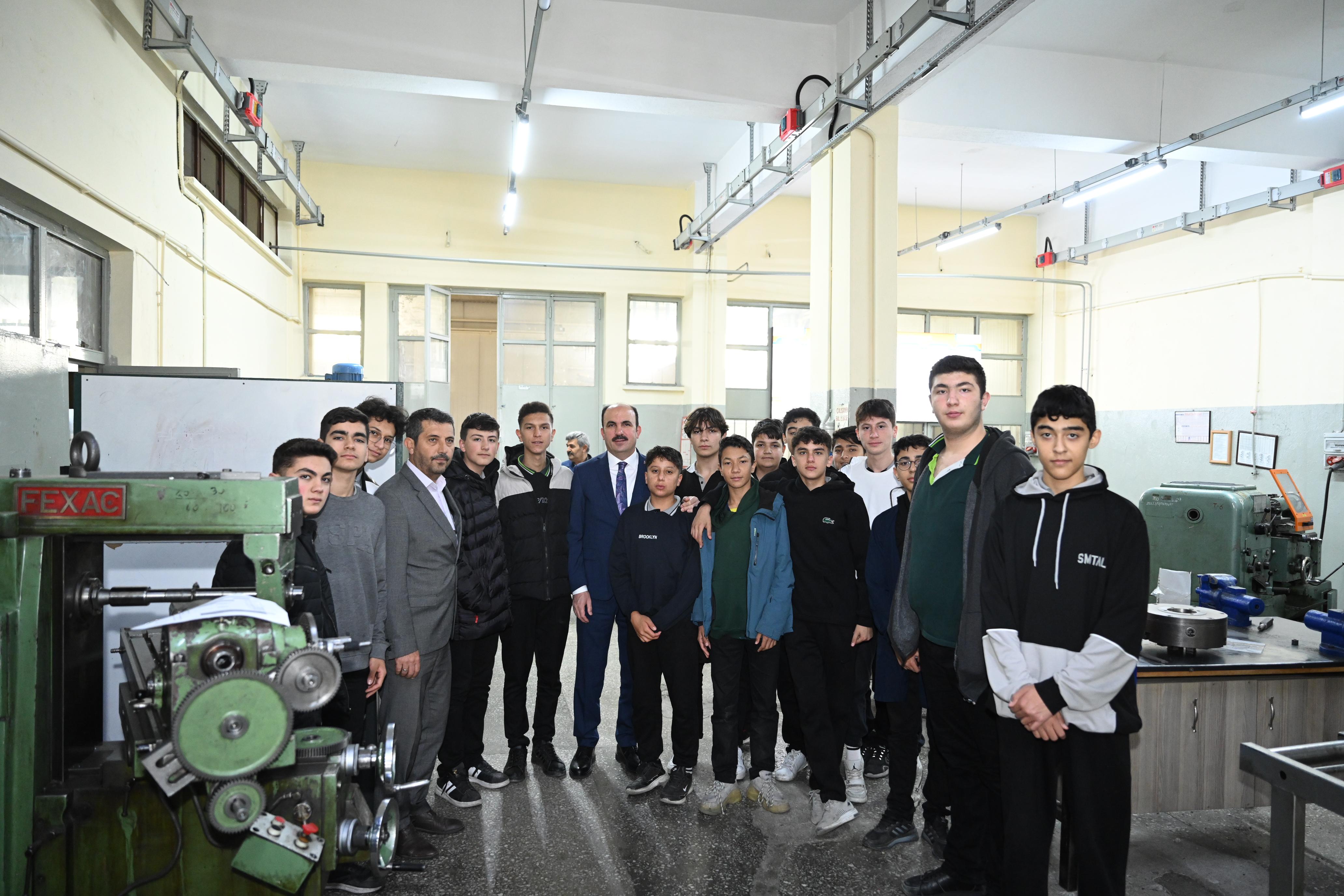 BAŞKAN ALTAY SELÇUKLU MESLEKİ VE TEKNİK ANADOLU LİSESİ ÖĞRENCİLERİYLE BULUŞTU