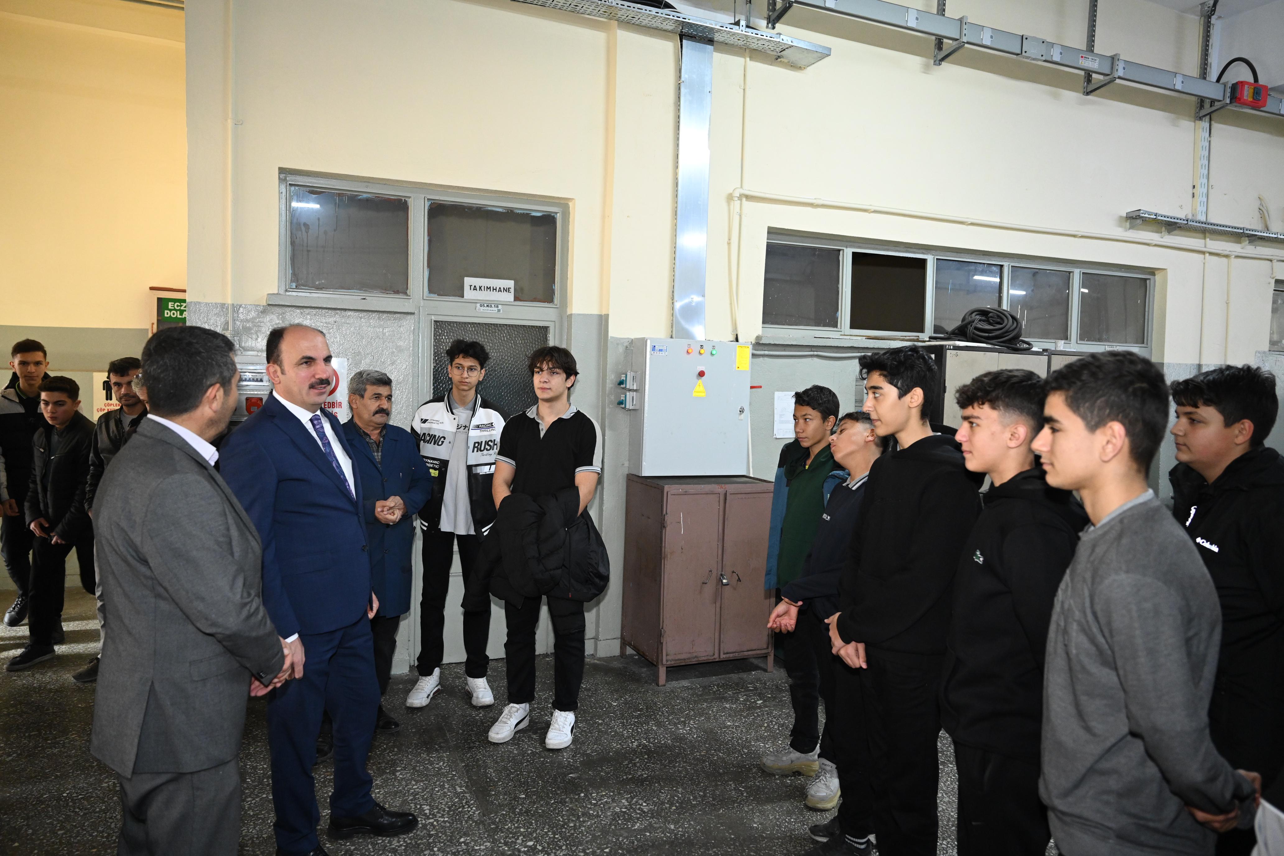 BAŞKAN ALTAY SELÇUKLU MESLEKİ VE TEKNİK ANADOLU LİSESİ ÖĞRENCİLERİYLE BULUŞTU