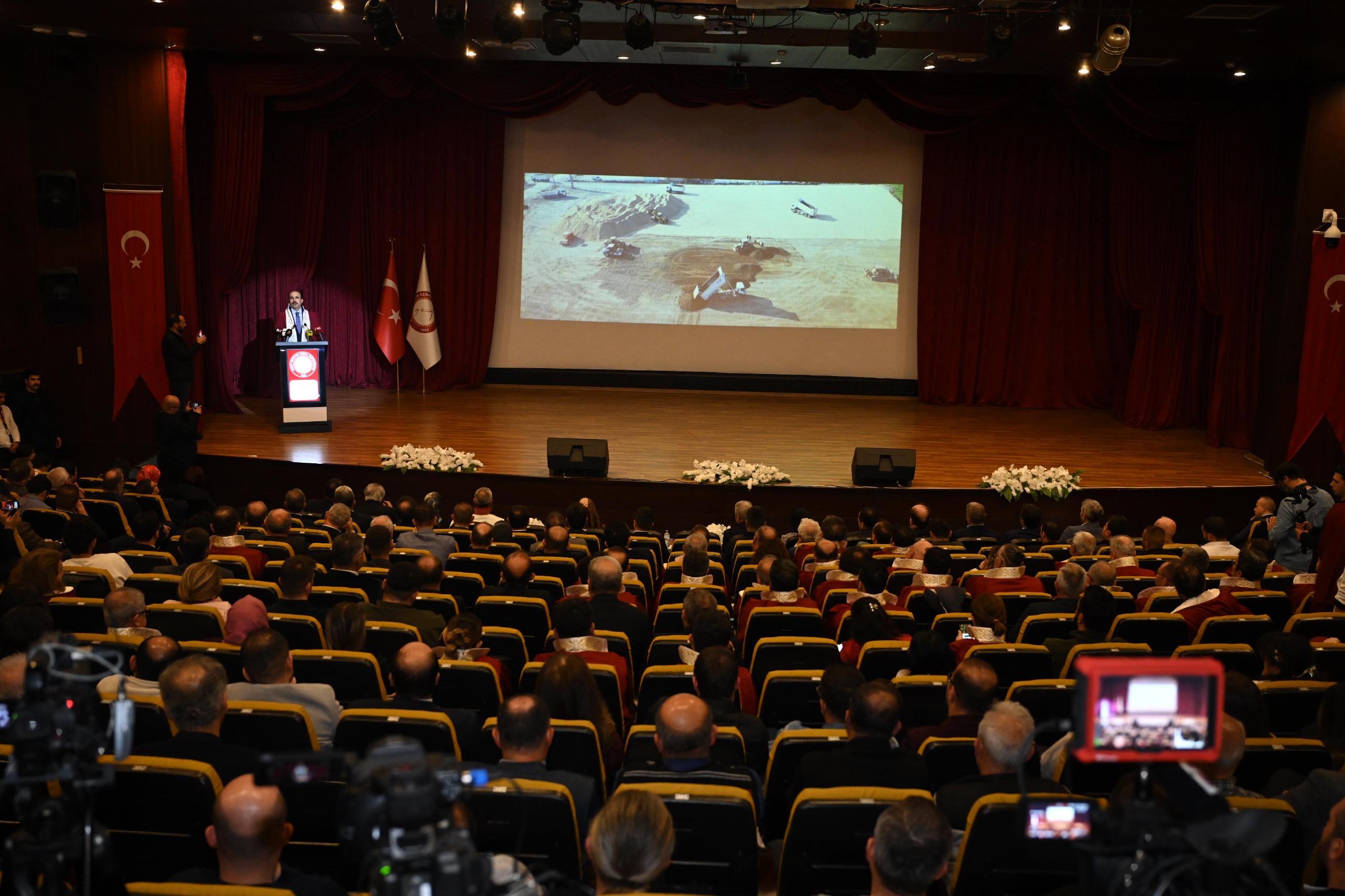 DEPREM SONRASI GÖNÜLLERE GİREN BAŞKAN ALTAY’A HATAY’DA FAHRİ DOKTORA ÜNVANI VERİLDİ