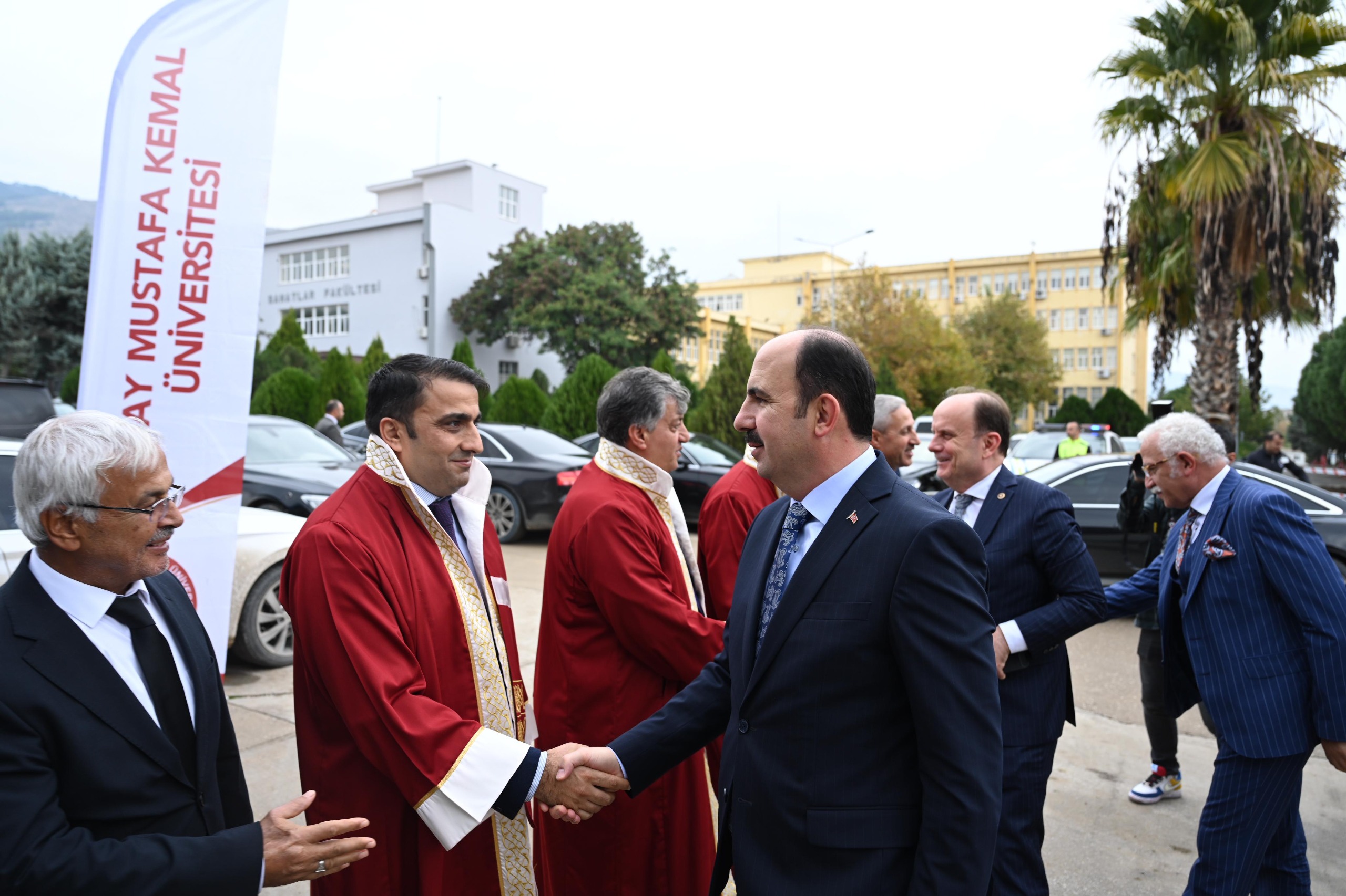 DEPREM SONRASI GÖNÜLLERE GİREN BAŞKAN ALTAY’A HATAY’DA FAHRİ DOKTORA ÜNVANI VERİLDİ
