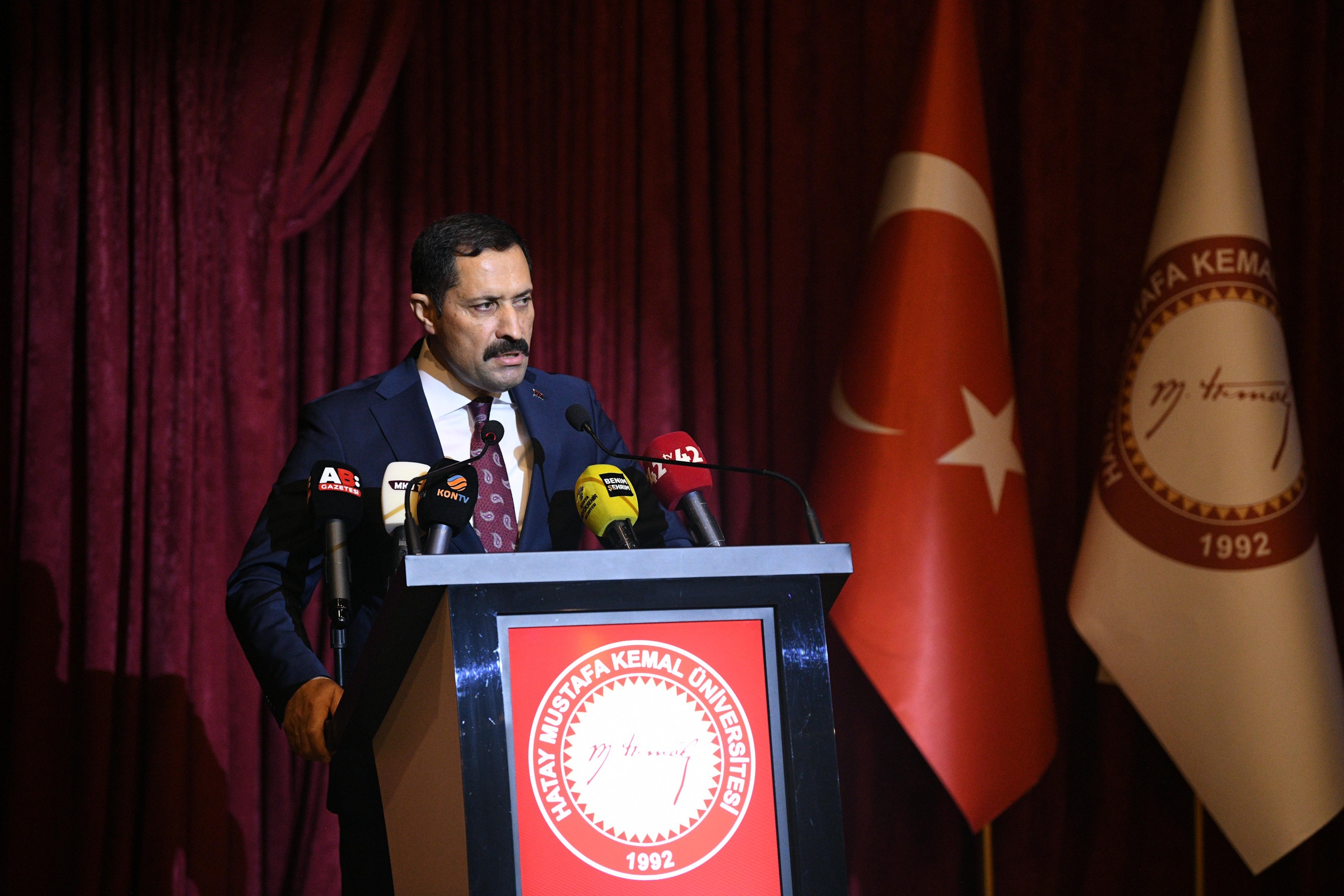 DEPREM SONRASI GÖNÜLLERE GİREN BAŞKAN ALTAY’A HATAY’DA FAHRİ DOKTORA ÜNVANI VERİLDİ