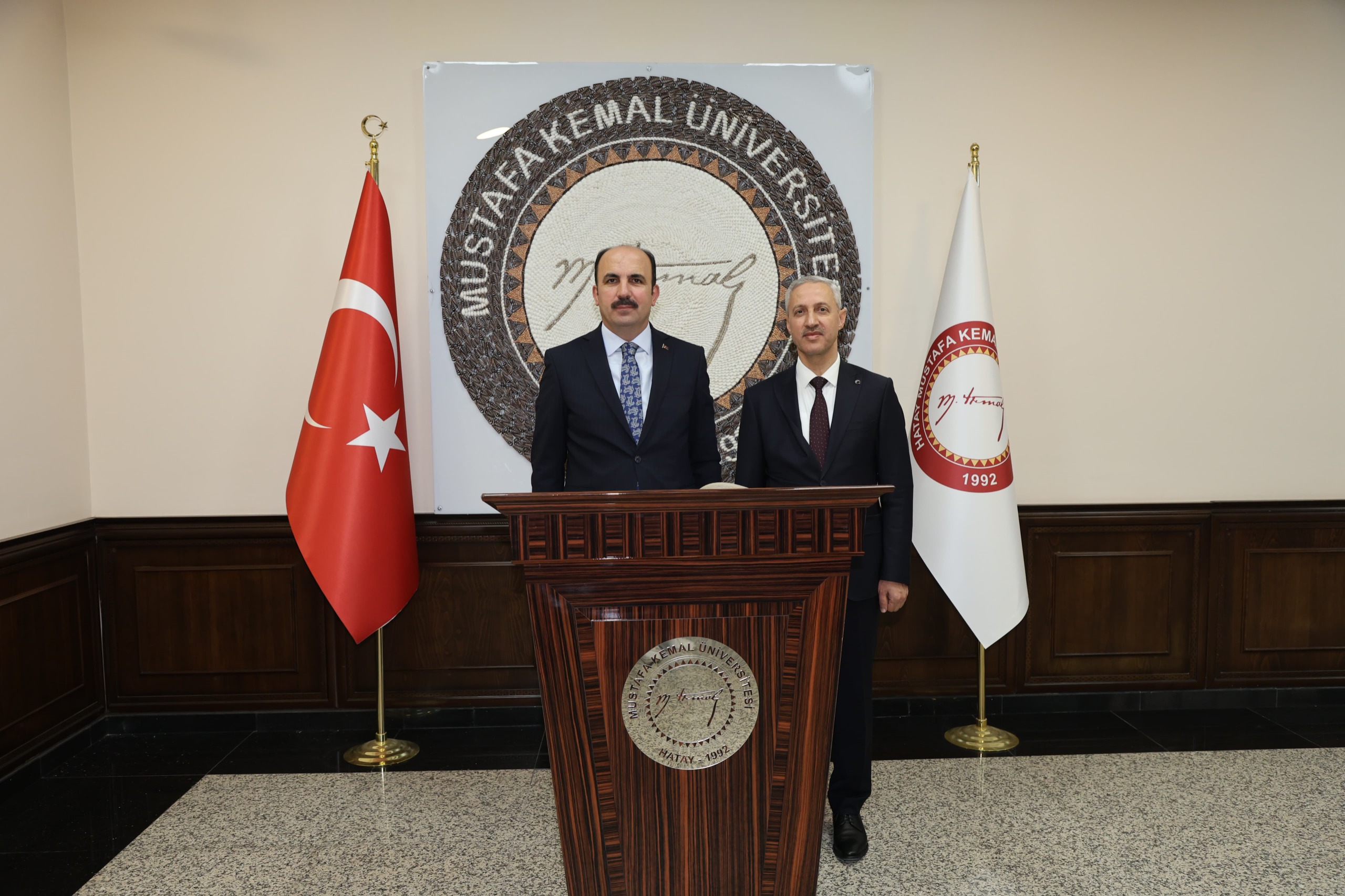 DEPREM SONRASI GÖNÜLLERE GİREN BAŞKAN ALTAY’A HATAY’DA FAHRİ DOKTORA ÜNVANI VERİLDİ