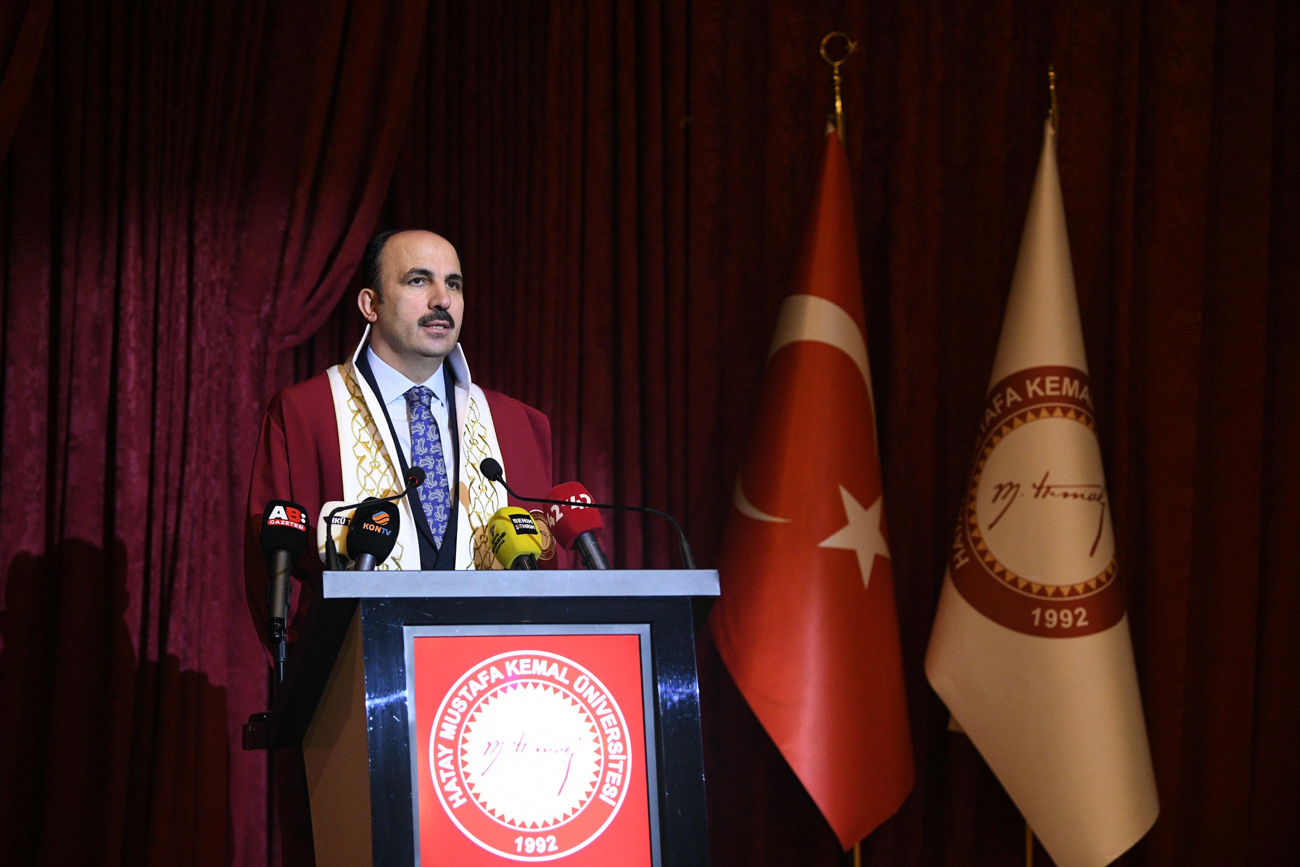 DEPREM SONRASI GÖNÜLLERE GİREN BAŞKAN ALTAY’A HATAY’DA FAHRİ DOKTORA ÜNVANI VERİLDİ