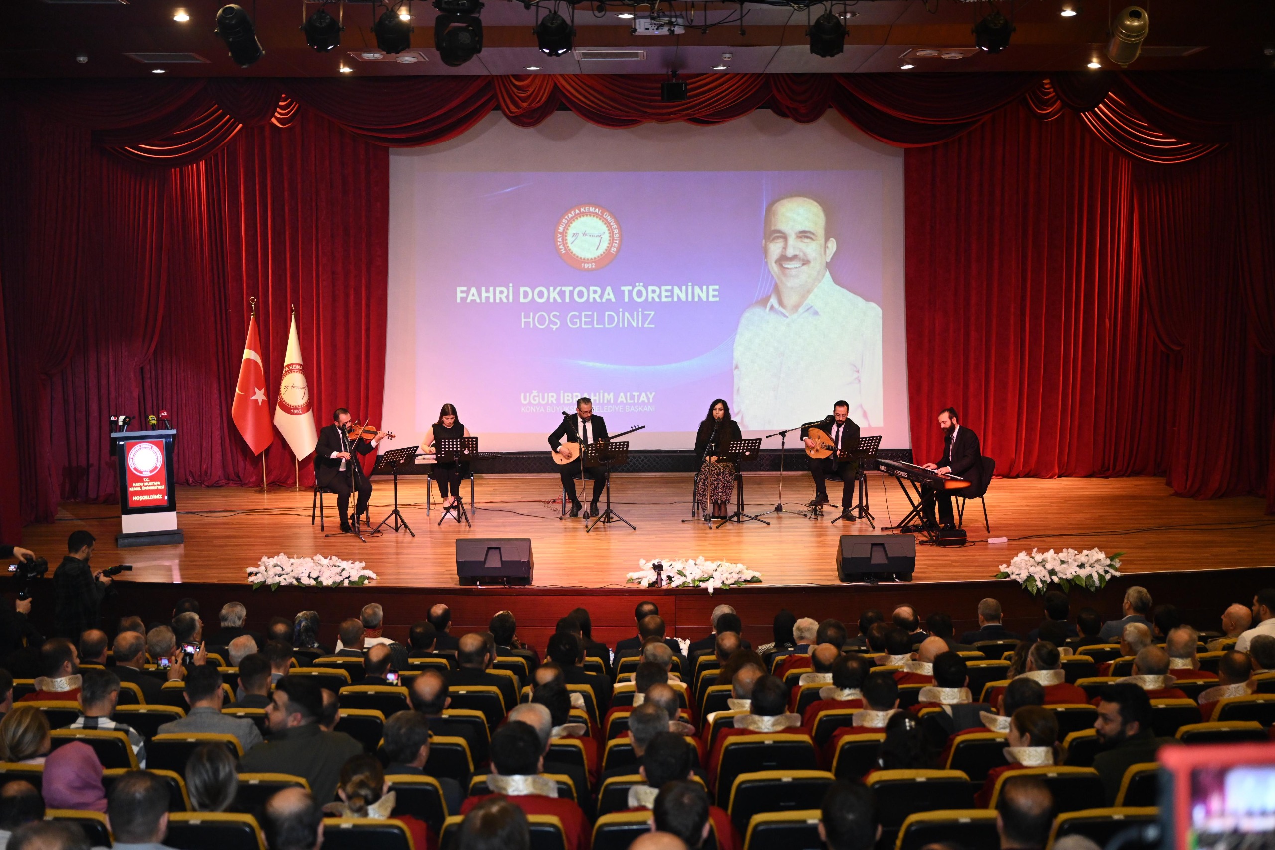 DEPREM SONRASI GÖNÜLLERE GİREN BAŞKAN ALTAY’A HATAY’DA FAHRİ DOKTORA ÜNVANI VERİLDİ
