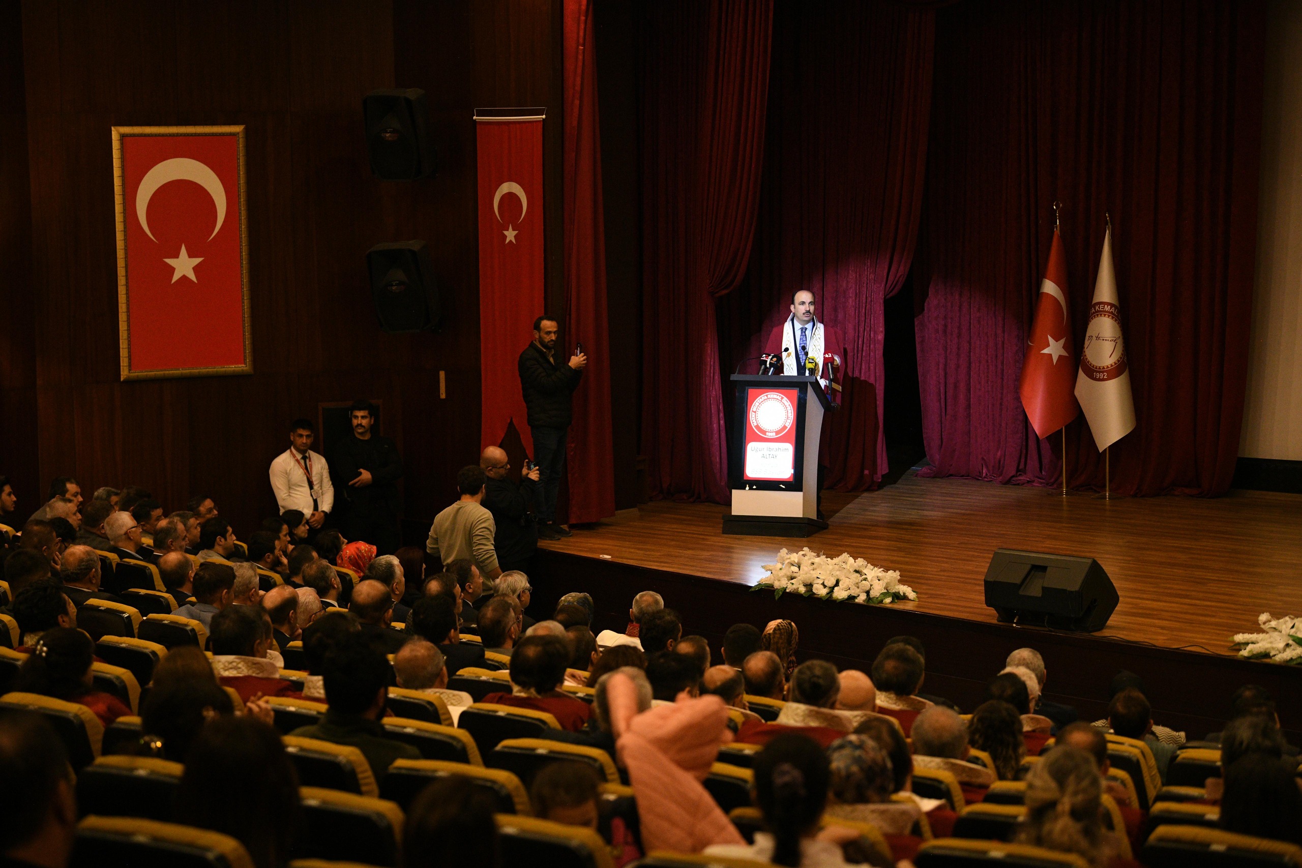 DEPREM SONRASI GÖNÜLLERE GİREN BAŞKAN ALTAY’A HATAY’DA FAHRİ DOKTORA ÜNVANI VERİLDİ