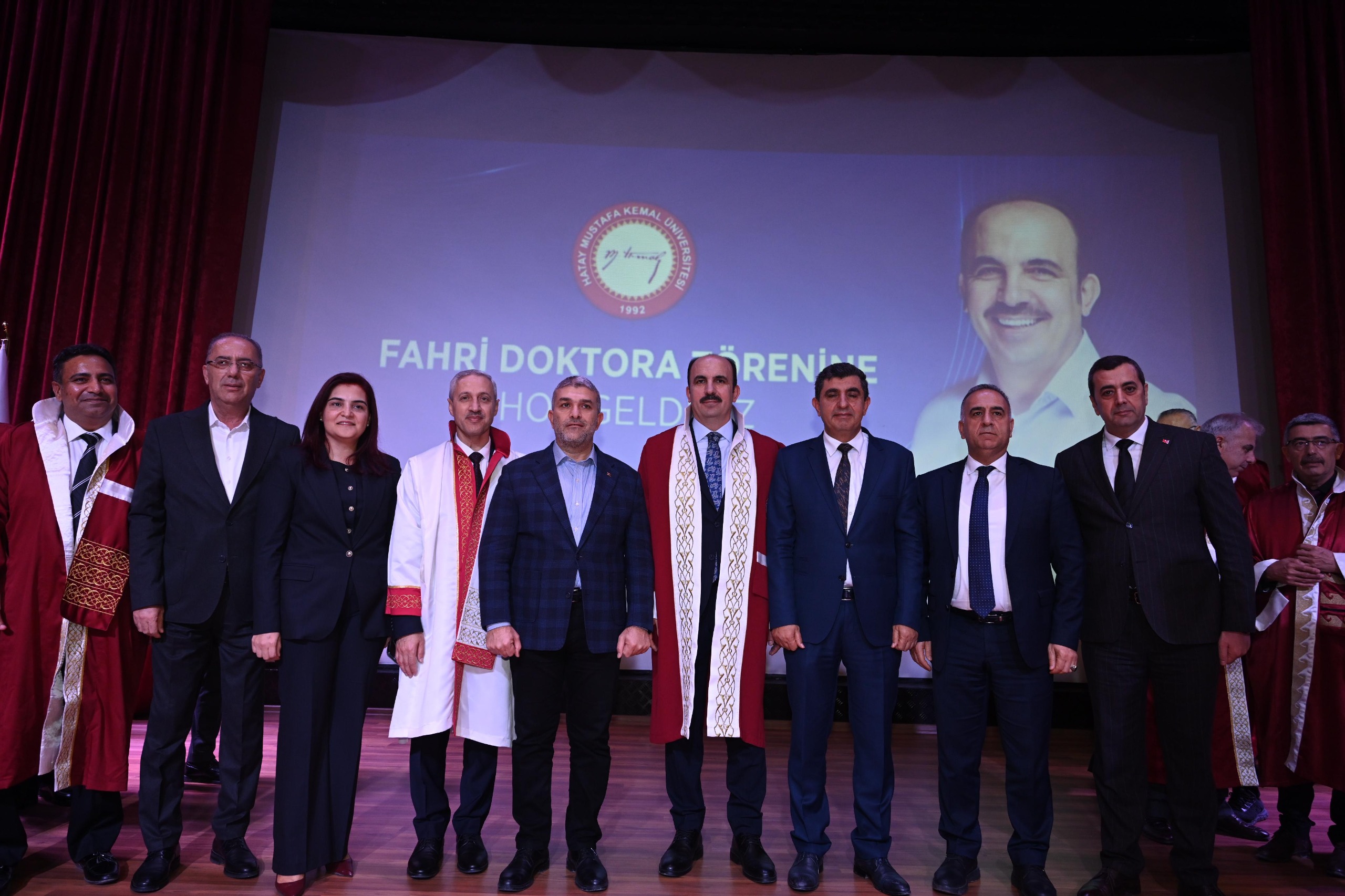 DEPREM SONRASI GÖNÜLLERE GİREN BAŞKAN ALTAY’A HATAY’DA FAHRİ DOKTORA ÜNVANI VERİLDİ