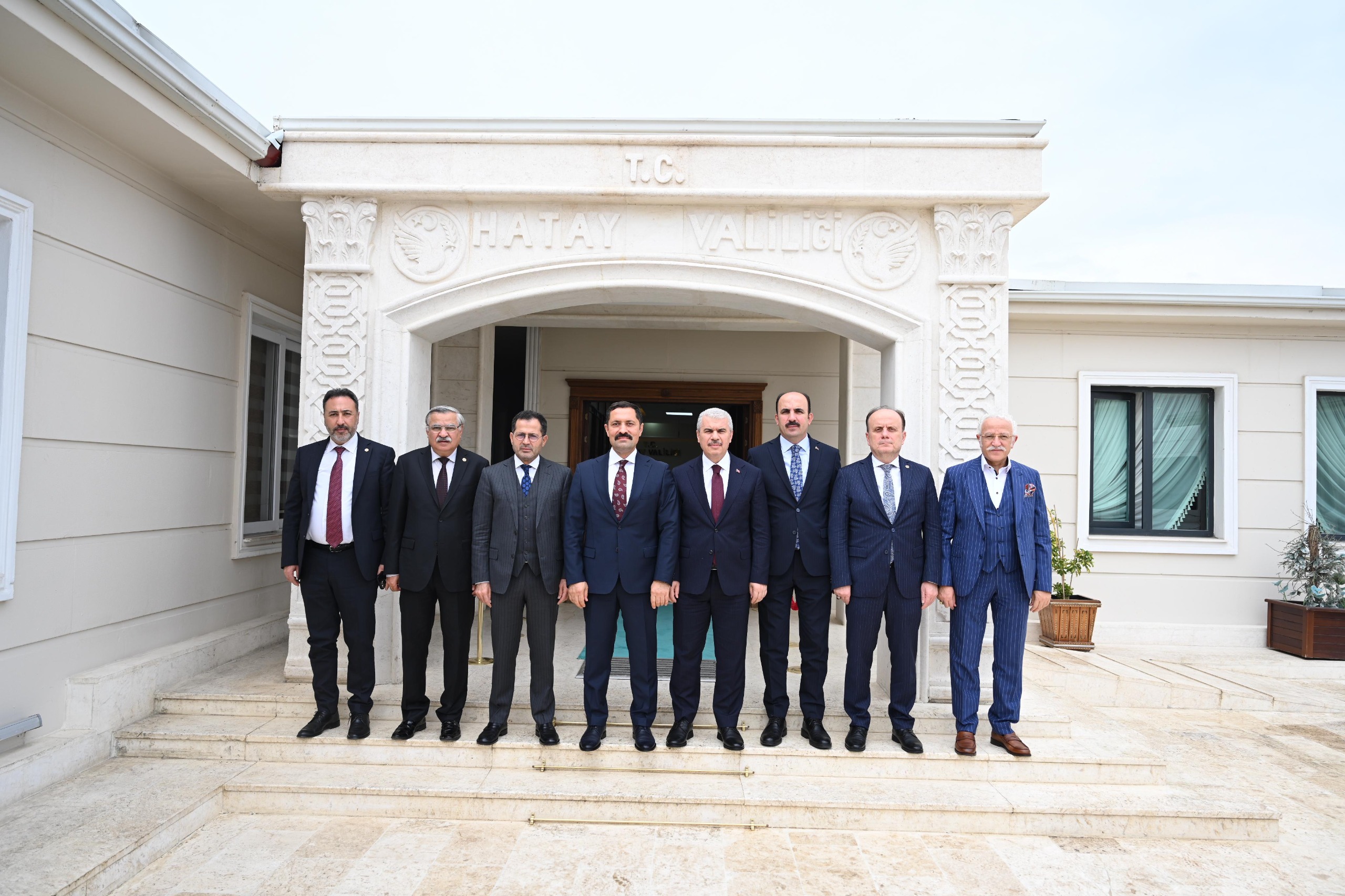 DEPREM SONRASI GÖNÜLLERE GİREN BAŞKAN ALTAY’A HATAY’DA FAHRİ DOKTORA ÜNVANI VERİLDİ