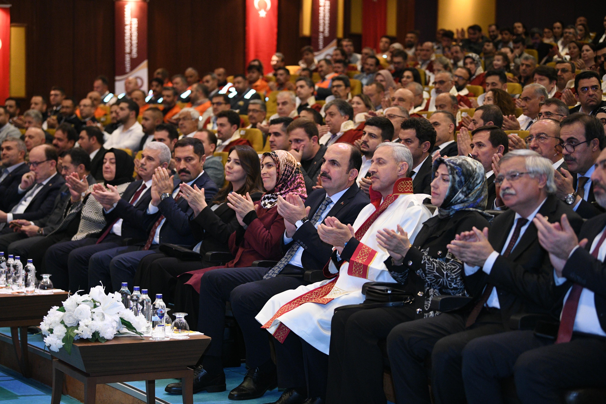 DEPREM SONRASI GÖNÜLLERE GİREN BAŞKAN ALTAY’A HATAY’DA FAHRİ DOKTORA ÜNVANI VERİLDİ