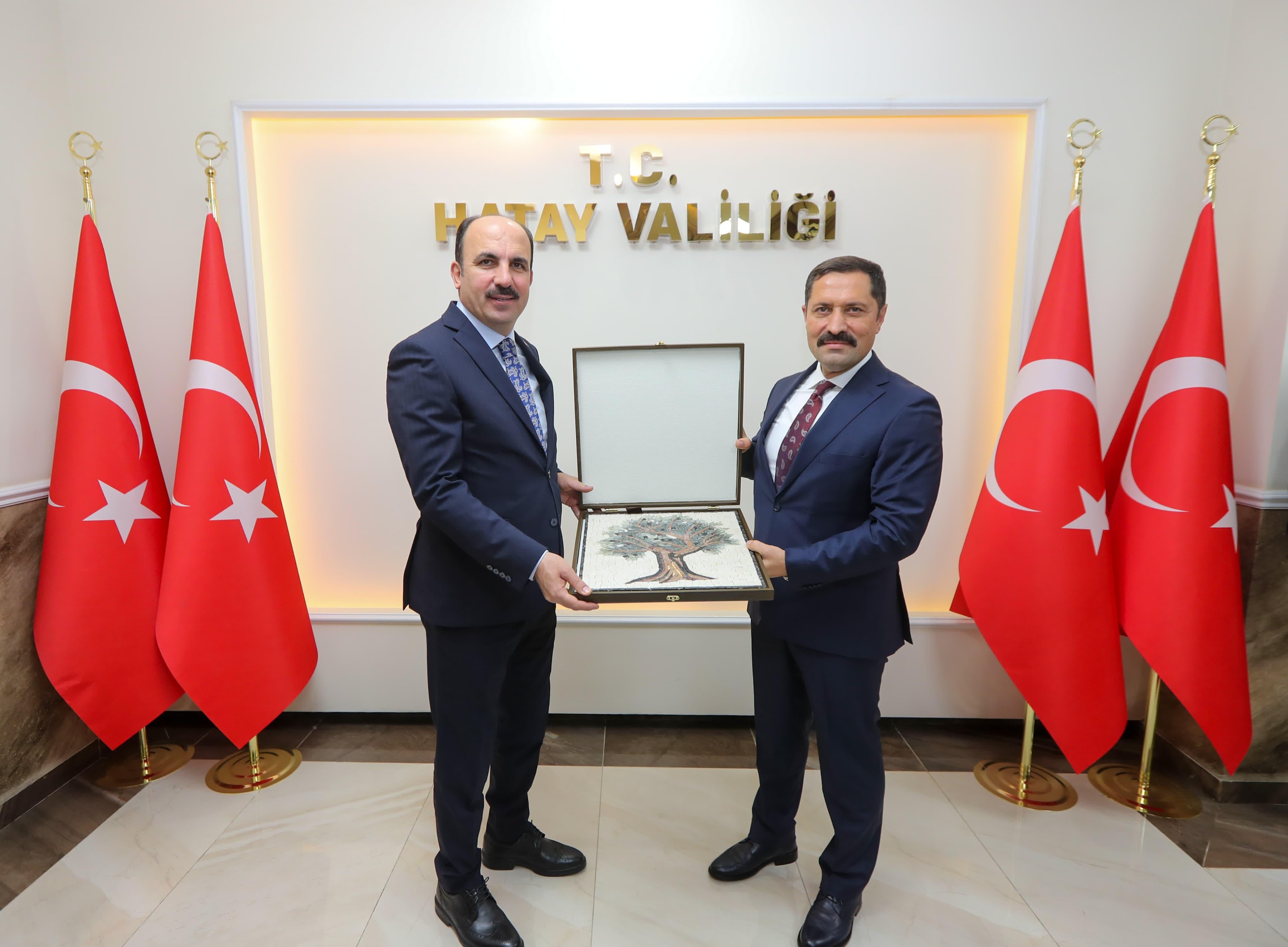 DEPREM SONRASI GÖNÜLLERE GİREN BAŞKAN ALTAY’A HATAY’DA FAHRİ DOKTORA ÜNVANI VERİLDİ