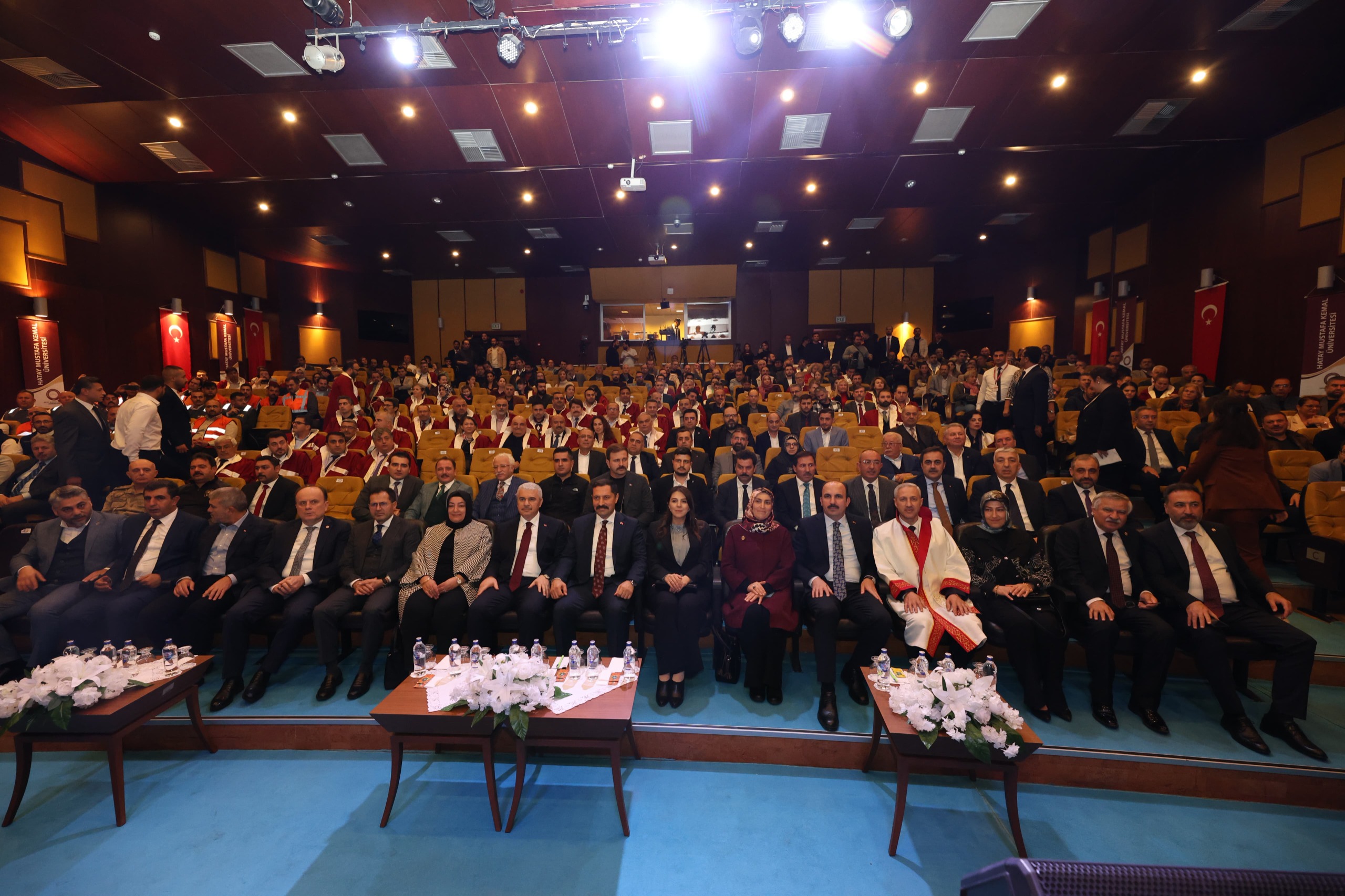DEPREM SONRASI GÖNÜLLERE GİREN BAŞKAN ALTAY’A HATAY’DA FAHRİ DOKTORA ÜNVANI VERİLDİ
