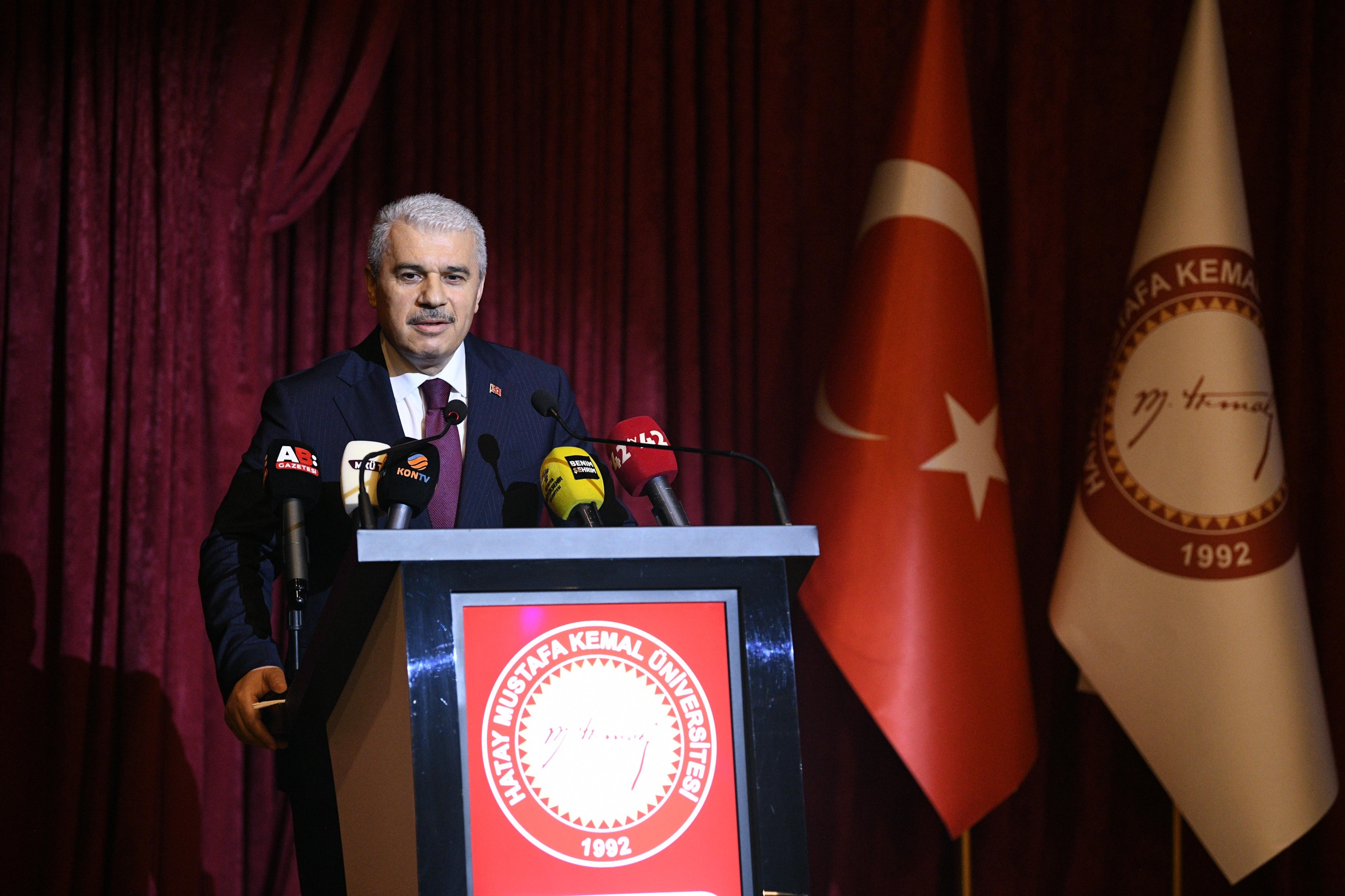 DEPREM SONRASI GÖNÜLLERE GİREN BAŞKAN ALTAY’A HATAY’DA FAHRİ DOKTORA ÜNVANI VERİLDİ