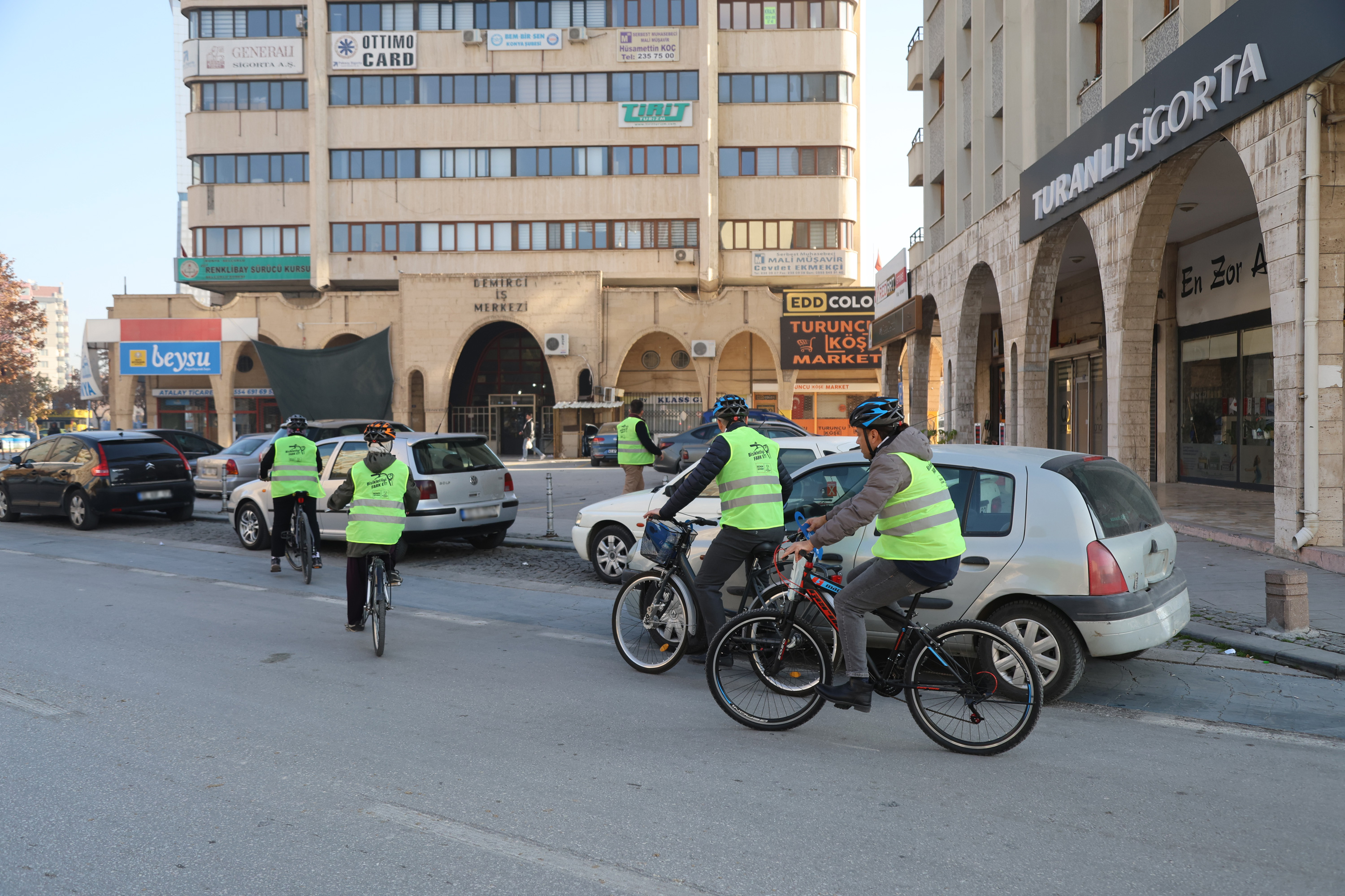 KONYA'DA BİSİKLET SEVERLER BİSİKLET YOLU İŞGALLERİNE DİKKAT ÇEKTİ
