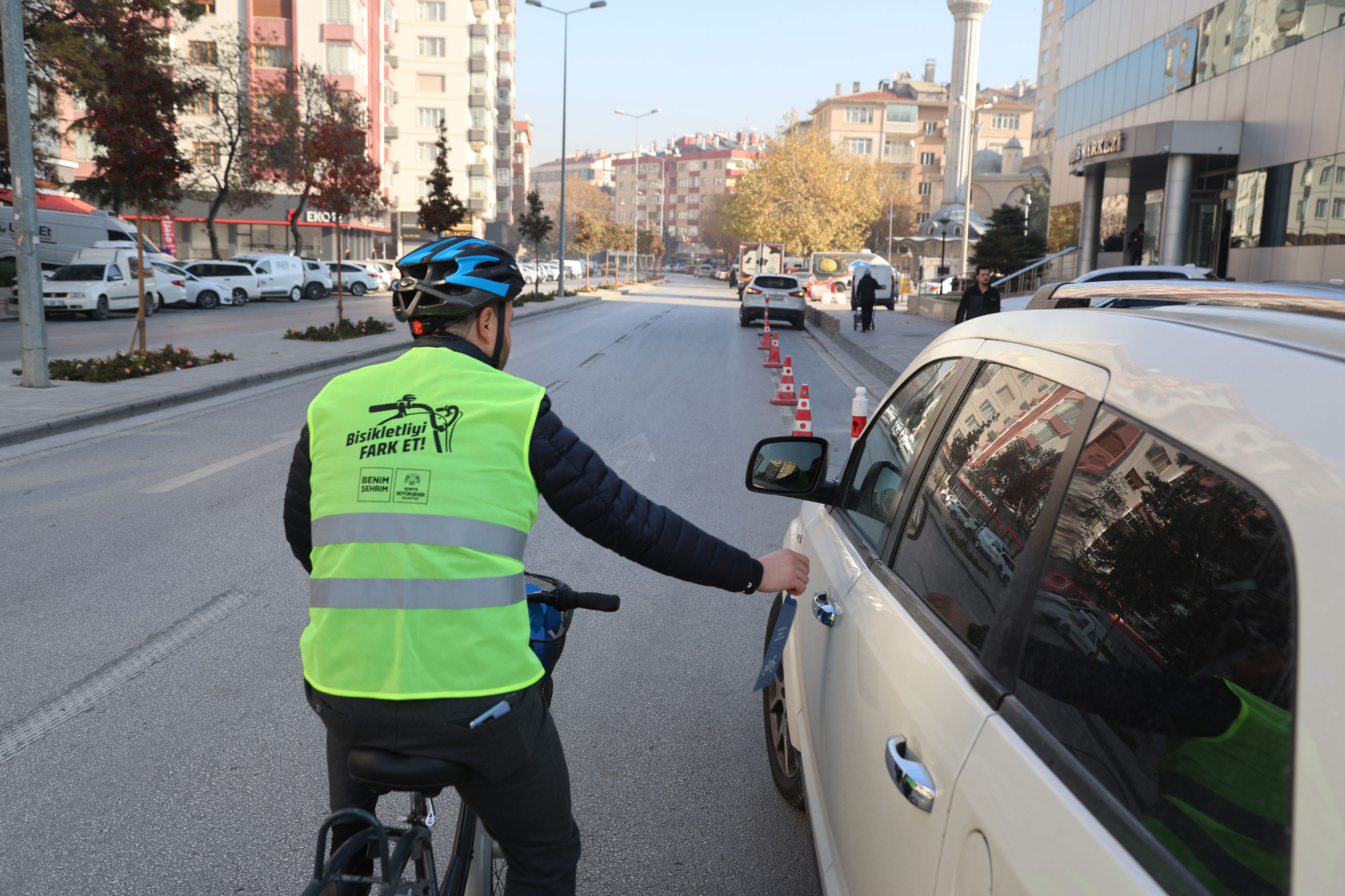 KONYA'DA BİSİKLET SEVERLER BİSİKLET YOLU İŞGALLERİNE DİKKAT ÇEKTİ