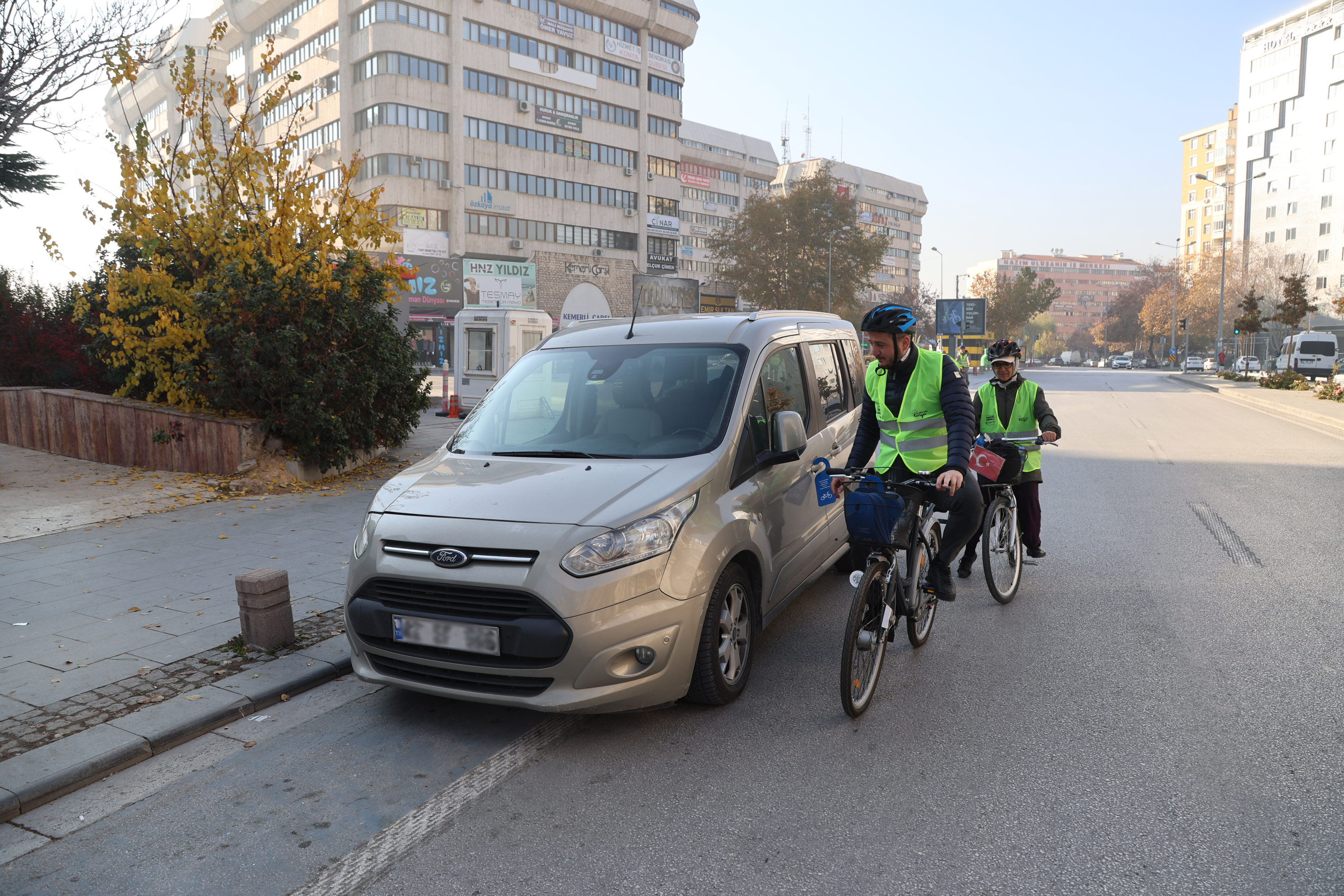KONYA'DA BİSİKLET SEVERLER BİSİKLET YOLU İŞGALLERİNE DİKKAT ÇEKTİ