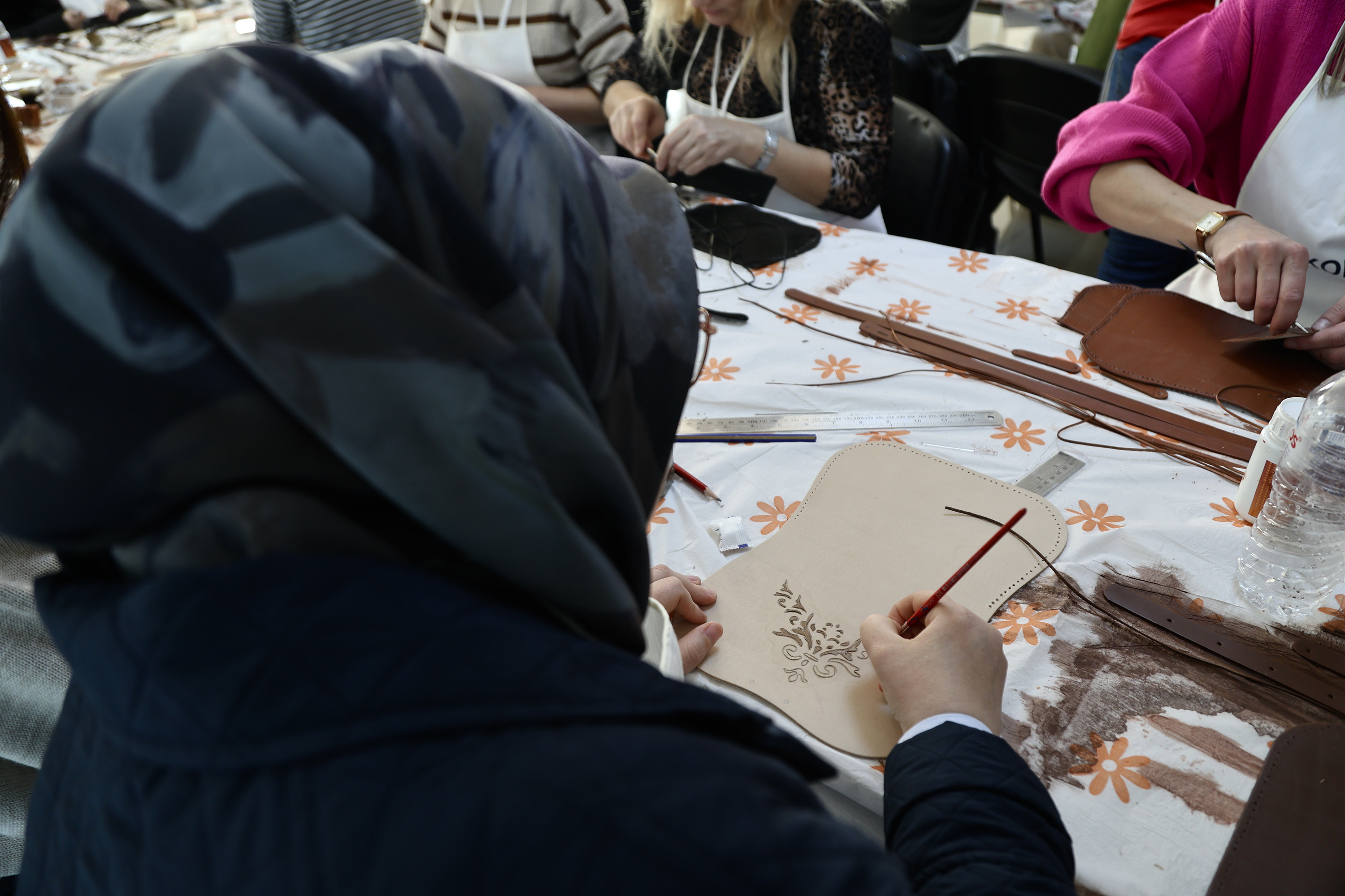 KOMEK VE ASEM KÜLTÜRLER ARASINDA KÖPRÜ OLUYOR