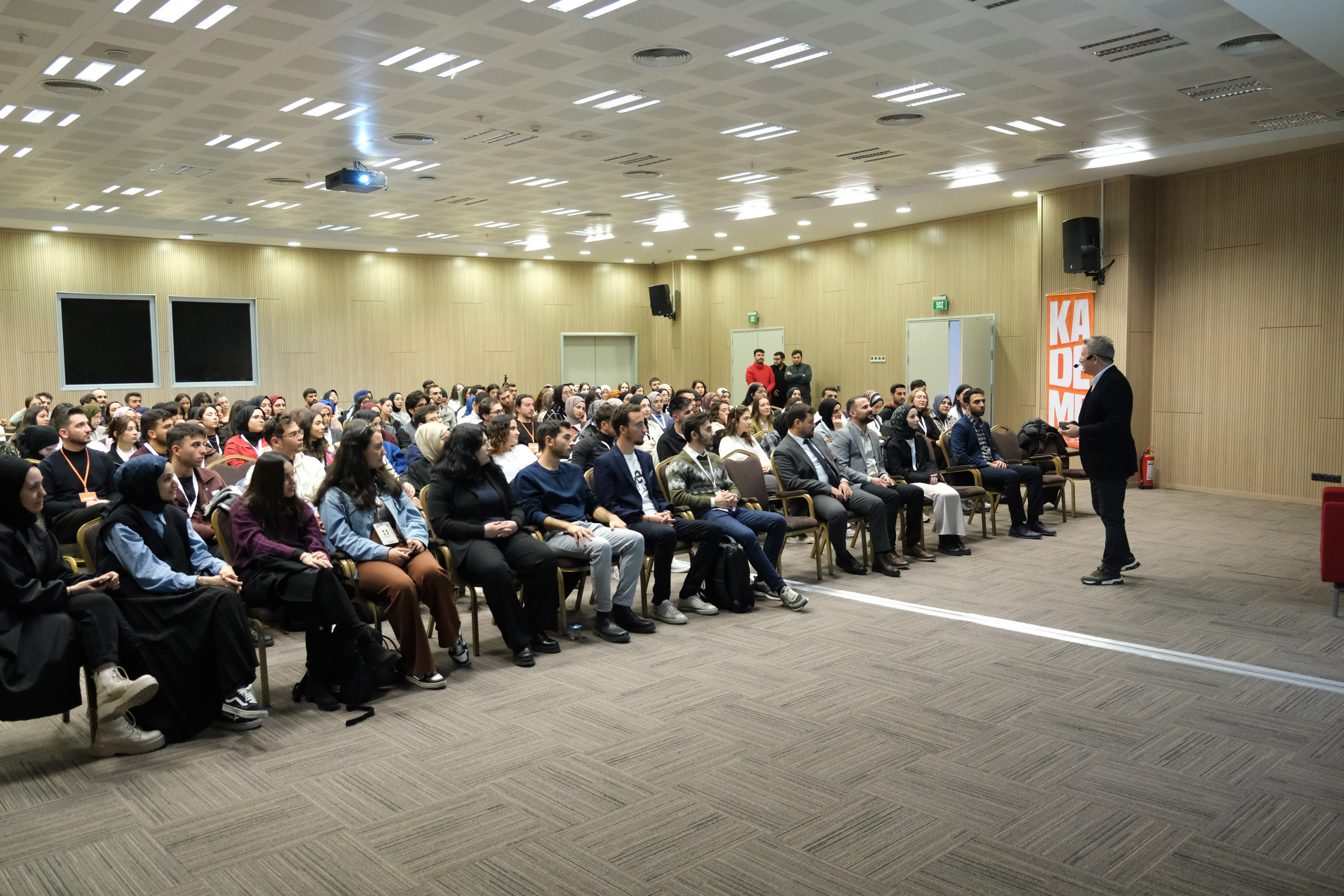 KADEME ÖĞRENCİLERİ, TRT SPOR SPİKERİ ERDOĞAN ARIKAN İLE "ETKİLİ İLETİŞİM" ETKİNLİĞİNDE BULUŞTU