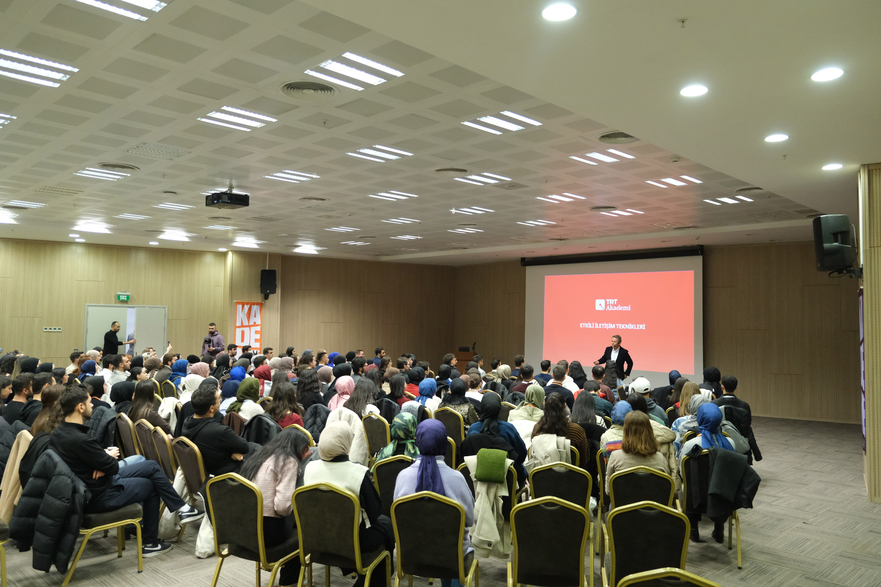 KADEME ÖĞRENCİLERİ, TRT SPOR SPİKERİ ERDOĞAN ARIKAN İLE "ETKİLİ İLETİŞİM" ETKİNLİĞİNDE BULUŞTU