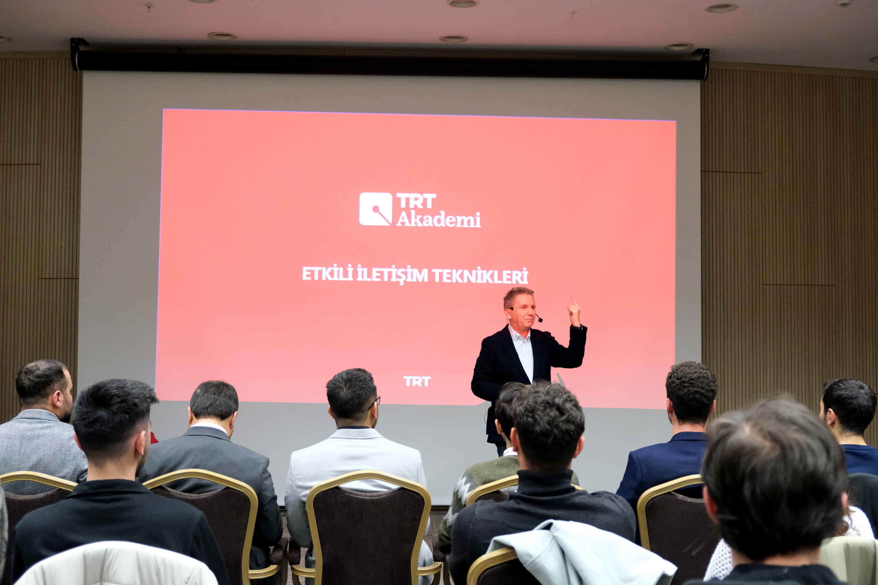 KADEME ÖĞRENCİLERİ, TRT SPOR SPİKERİ ERDOĞAN ARIKAN İLE "ETKİLİ İLETİŞİM" ETKİNLİĞİNDE BULUŞTU