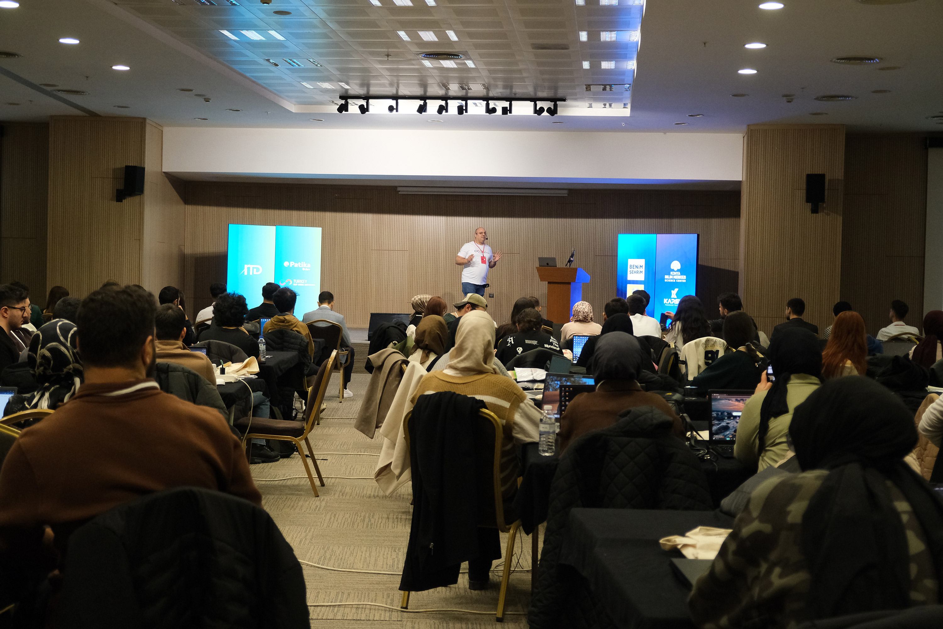 KONYA BİLİM MERKEZİ’NDE “INTERNET COMPUTER VE SMART CONTRACT YAZMA” EĞİTİMİ DÜZENLENDİ