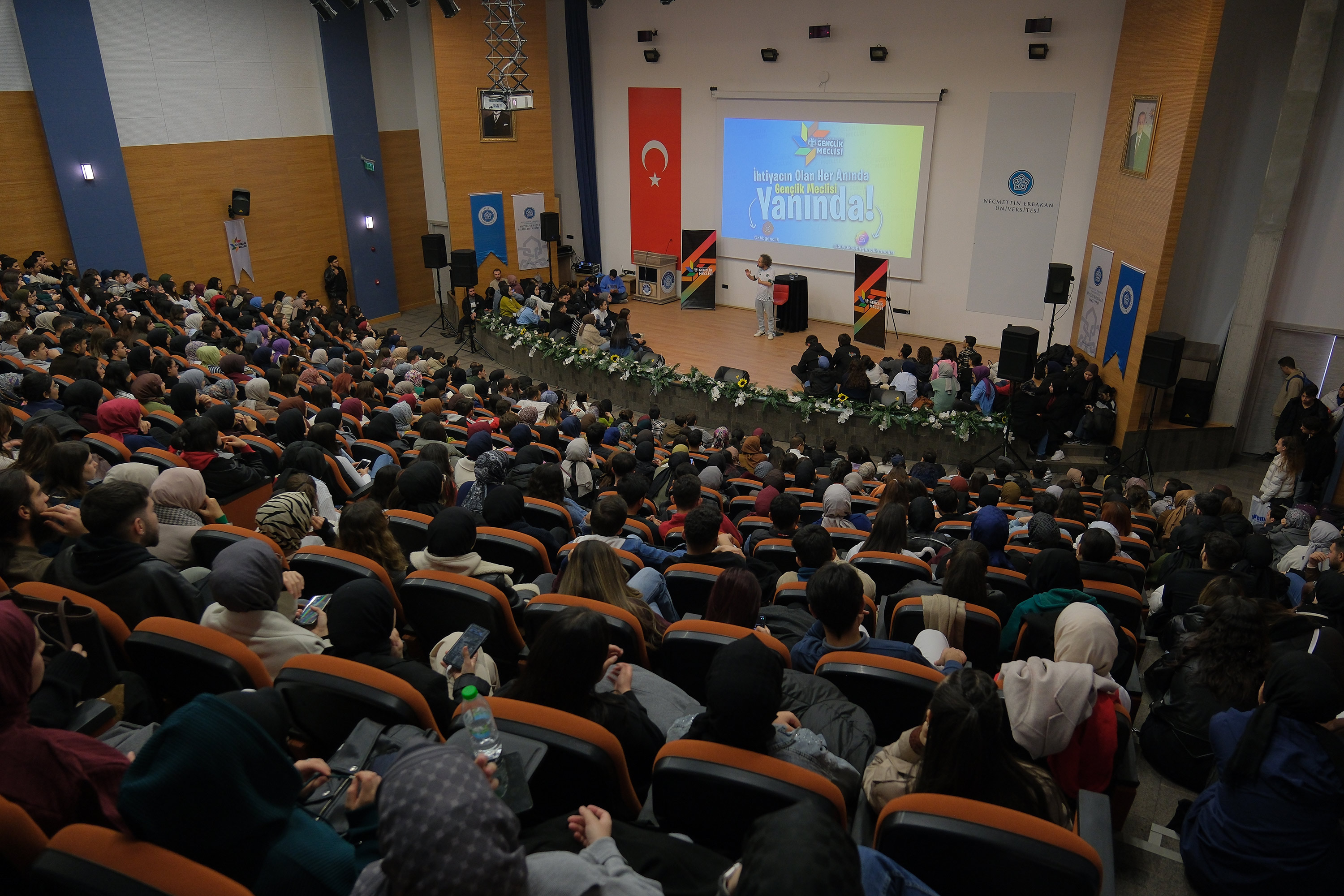 BÜYÜKŞEHİR GENÇLİK MECLİSİ, KOMEDYEN YASİN ÇAM’I ÜNİVERSİTELİ GENÇLERLE BULUŞTURDU