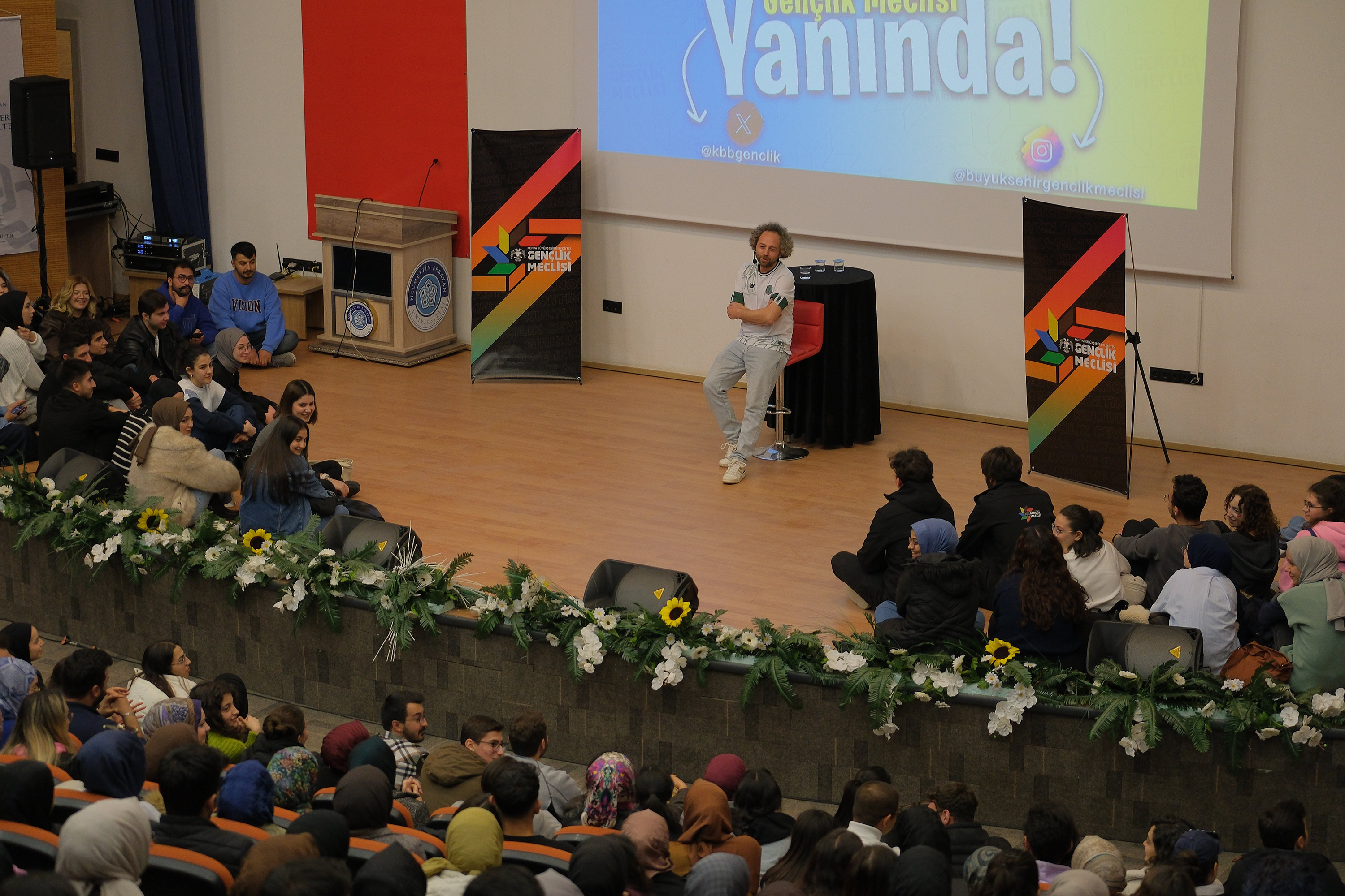 BÜYÜKŞEHİR GENÇLİK MECLİSİ, KOMEDYEN YASİN ÇAM’I ÜNİVERSİTELİ GENÇLERLE BULUŞTURDU