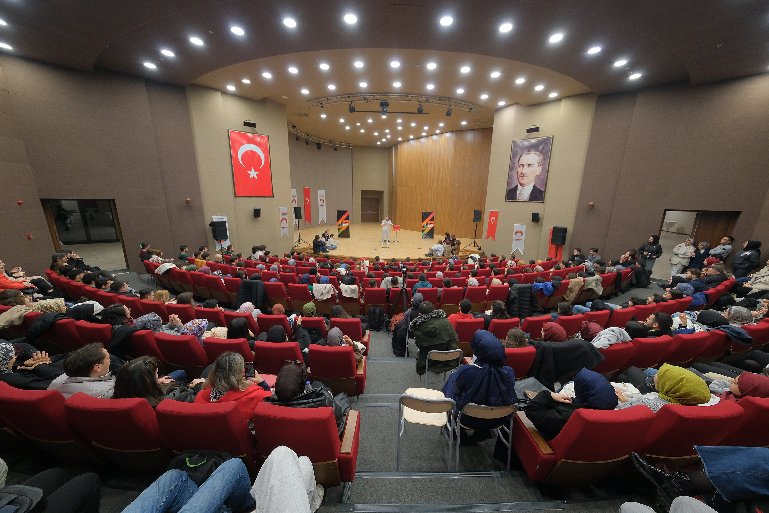BÜYÜKŞEHİR GENÇLİK MECLİSİ, KOMEDYEN YASİN ÇAM’I ÜNİVERSİTELİ GENÇLERLE BULUŞTURDU