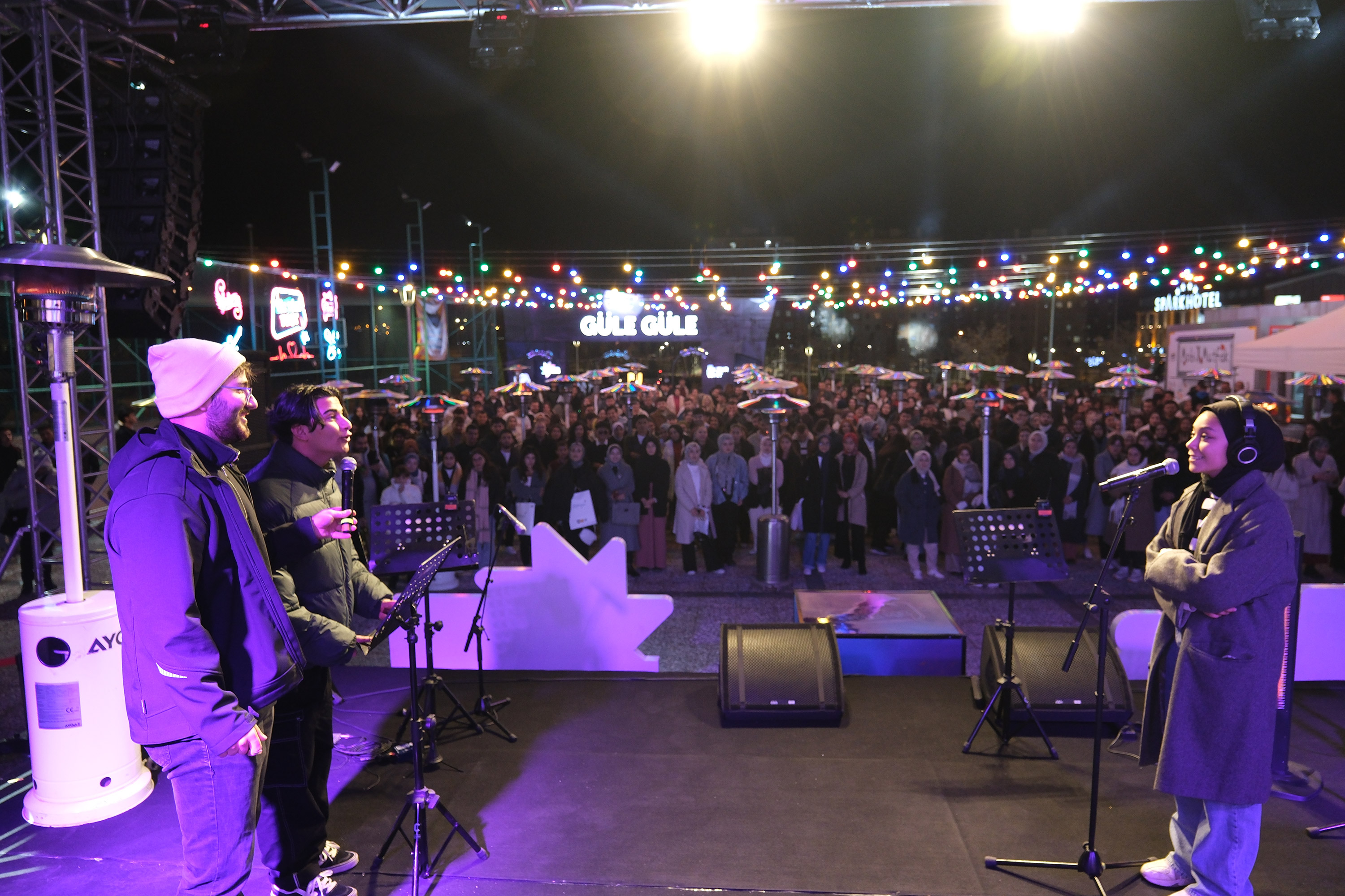 ÜNİVERSİTELİ GENÇLER KIŞ FESTİVALİNDE EĞLENDİ