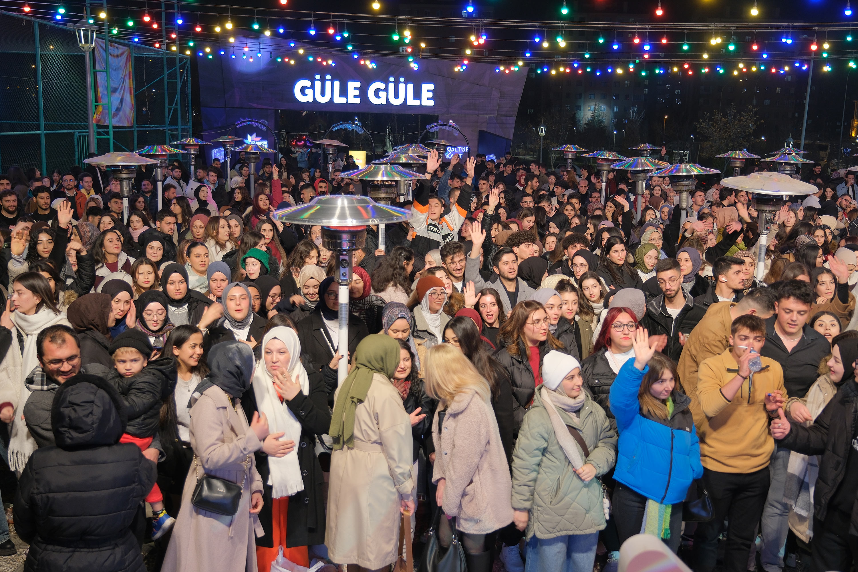 ÜNİVERSİTELİ GENÇLER KIŞ FESTİVALİNDE EĞLENDİ
