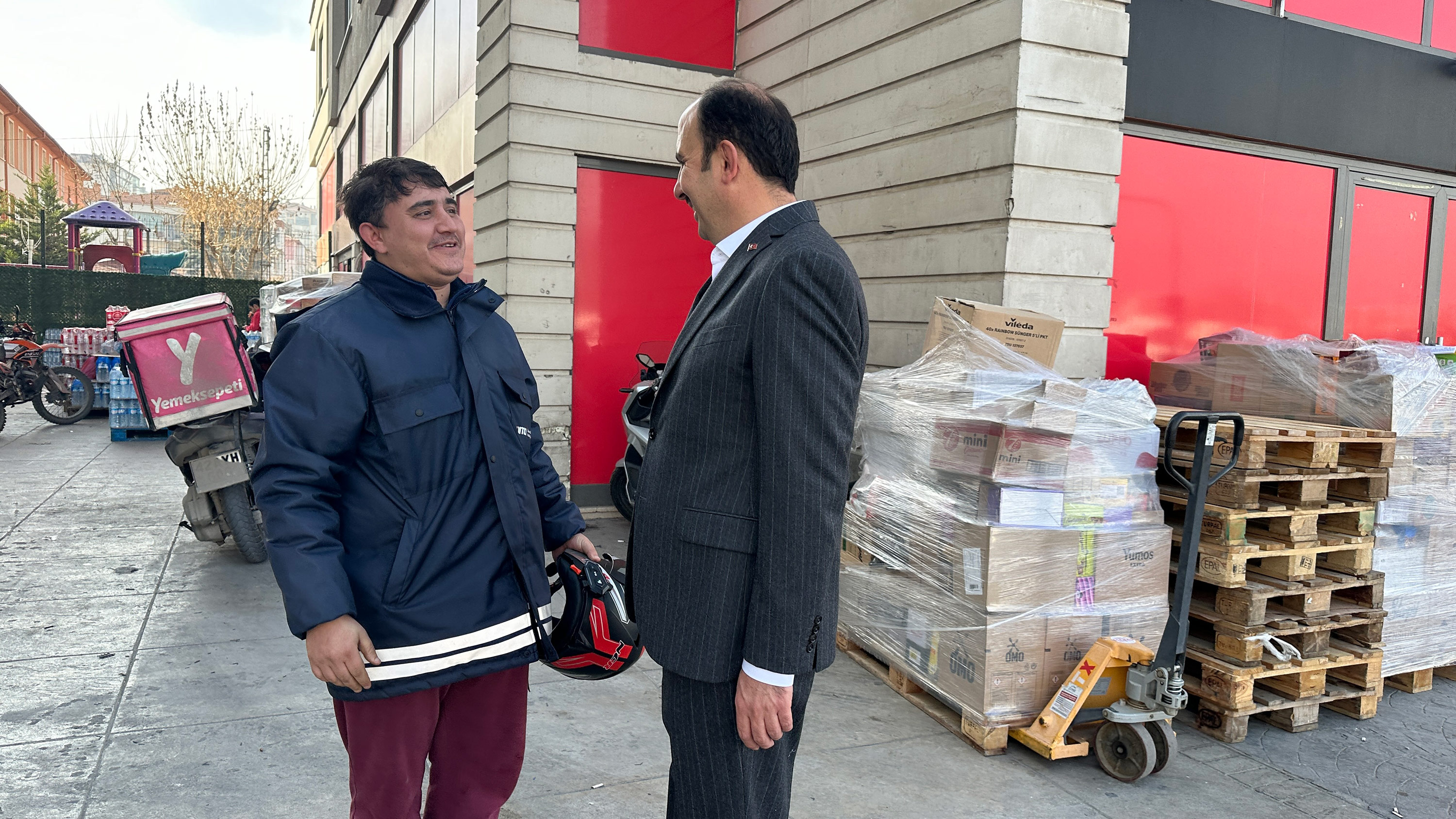 BAŞKAN ALTAY RAUF DENKTAŞ CADDESİ'NDEKİ ESNAFLARI ZİYARET ETTİ