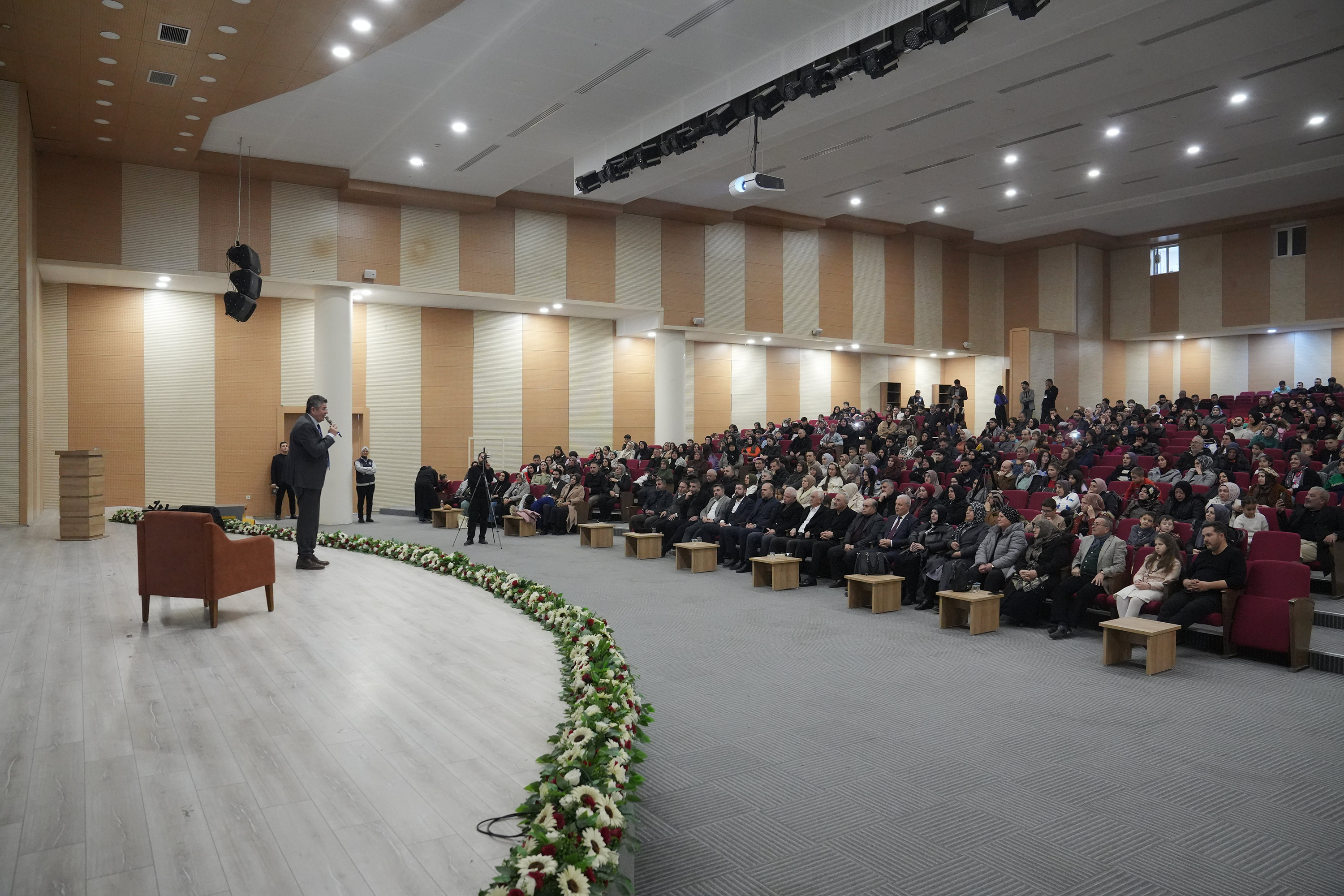 KONYA BÜYÜKŞEHİR’İN ŞEHİR KONFERANSLARI İLÇELERİN SOSYAL VE KÜLTÜREL HAYATINA KATKI SAĞLIYOR