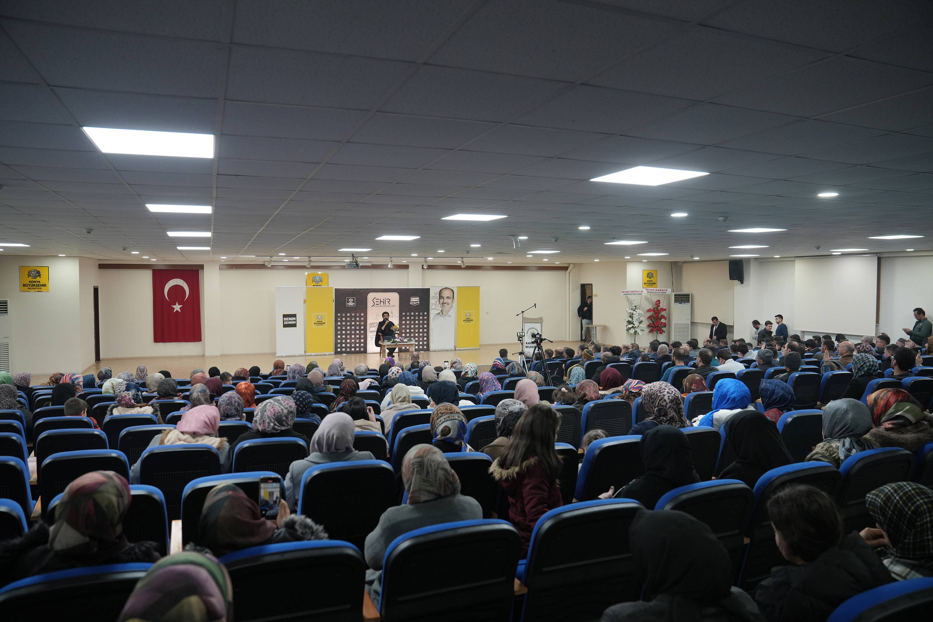 KONYA BÜYÜKŞEHİR’İN ŞEHİR KONFERANSLARI İLÇELERİN SOSYAL VE KÜLTÜREL HAYATINA KATKI SAĞLIYOR
