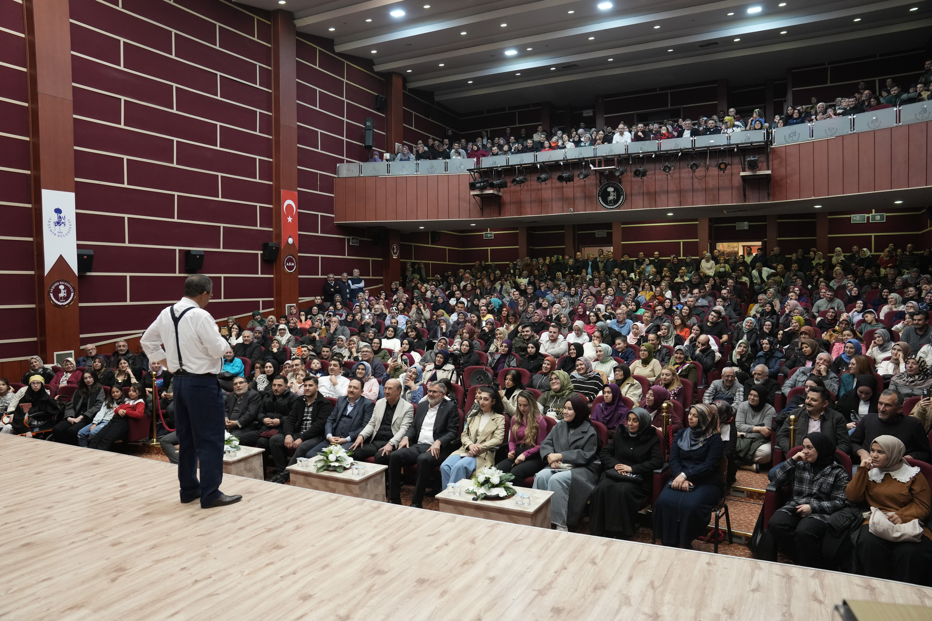 ŞEHİR KONFERANSLARINDA HAYATİ İNANÇ VE DURSUN ALİ ERZİNCANLI KONYALILARLA BULUŞTU