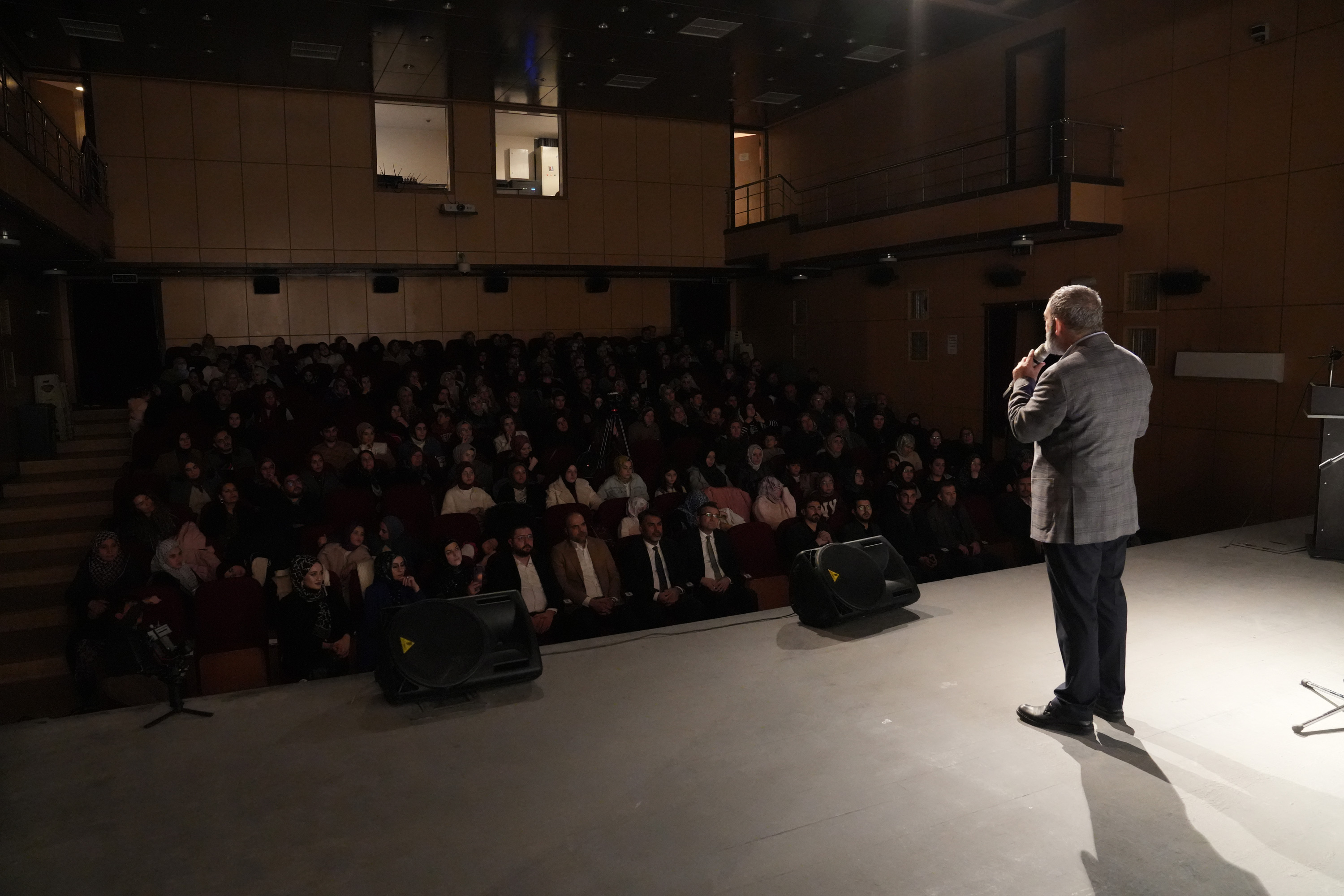 ŞEHİR KONFERANSLARINDA HAYATİ İNANÇ VE DURSUN ALİ ERZİNCANLI KONYALILARLA BULUŞTU