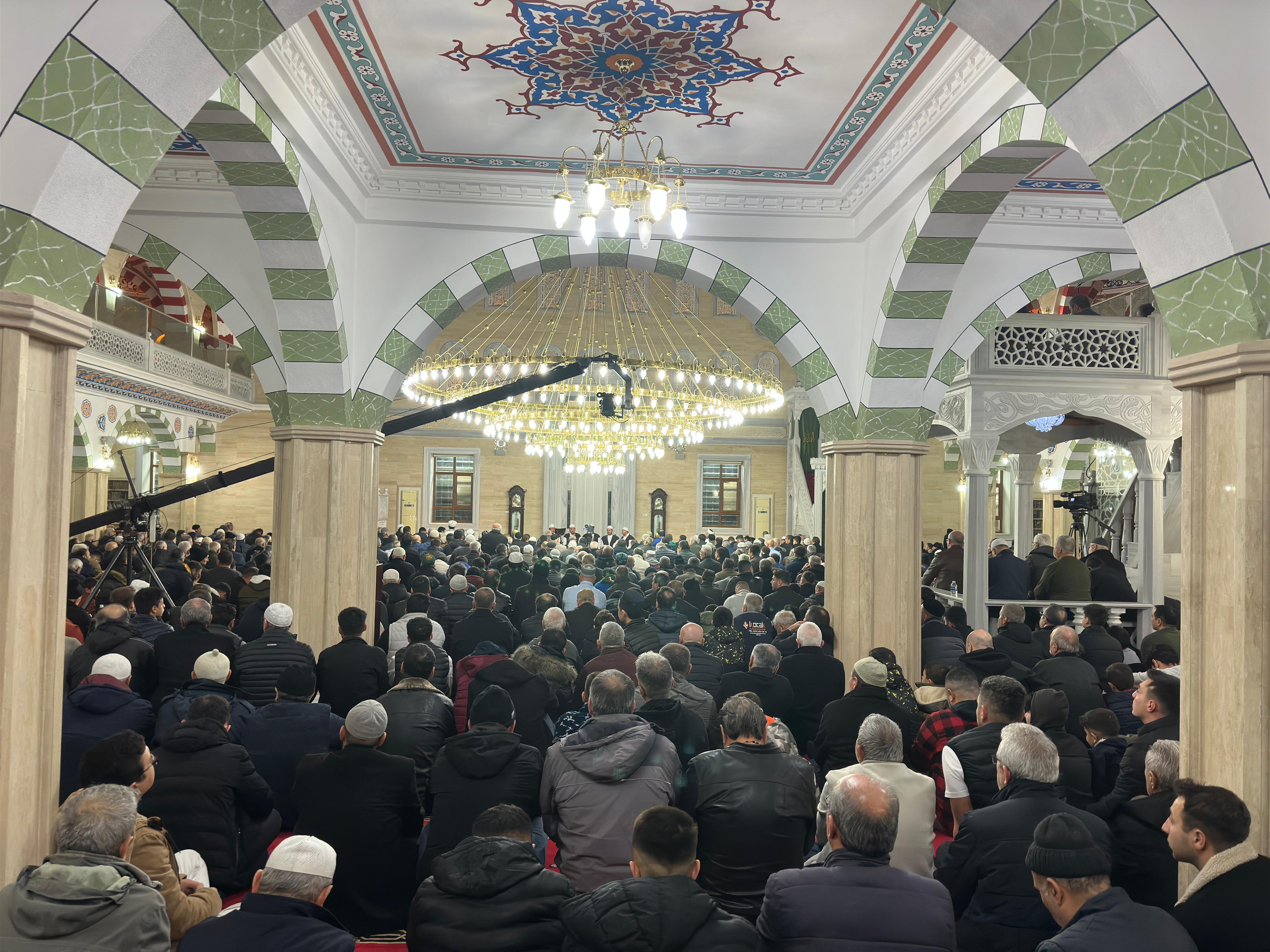 VALİ AKIN VE BAŞKAN ALTAY KONYALILARIN KANDİL BEREKETİNE ORTAK OLDU