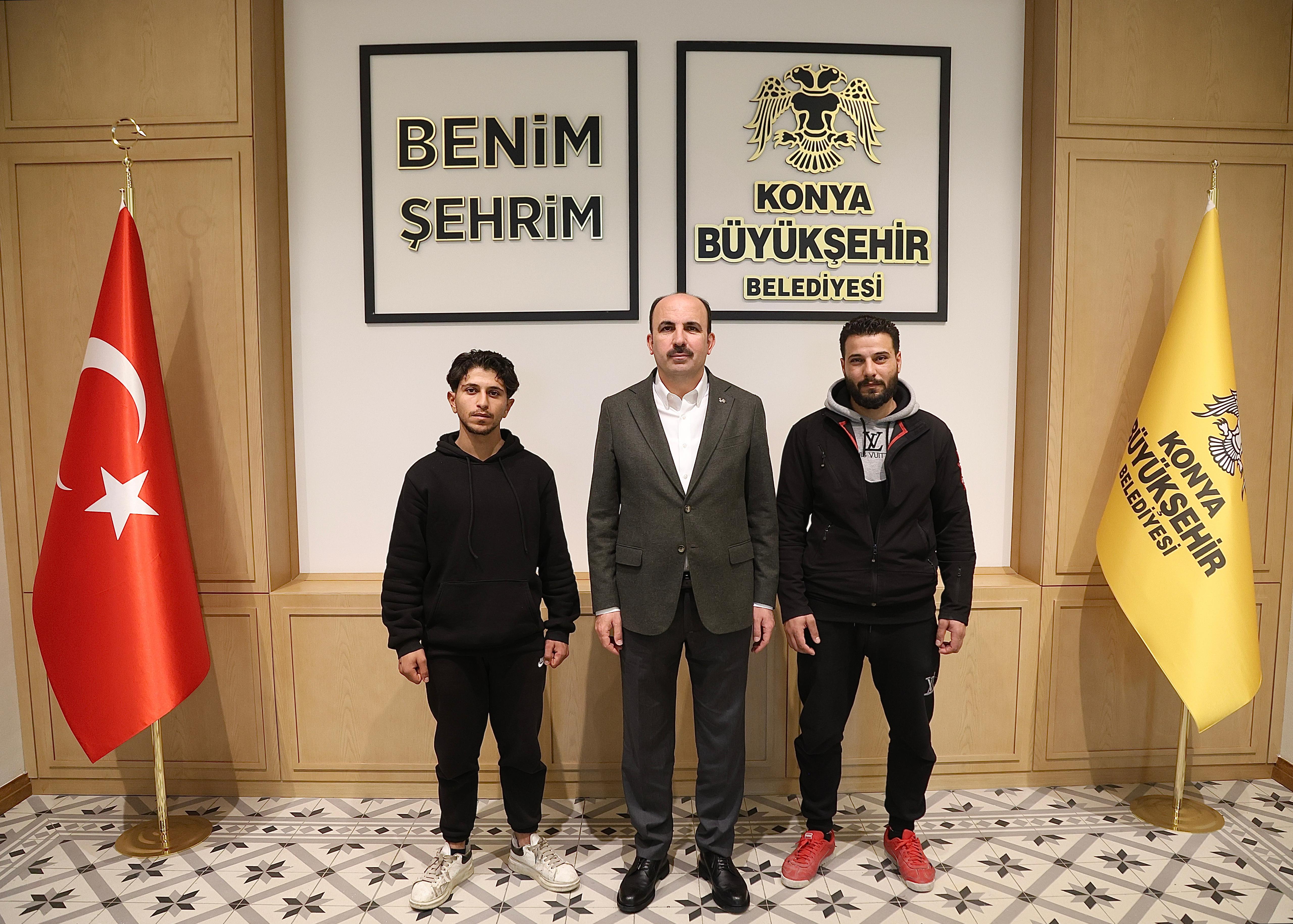 BAŞKAN ALTAY ÇÖKEN APARTMANDA İNSANLARI SON ANDA UYARARAK ONLARCA CANI KURTARAN GENÇLE BULUŞTU