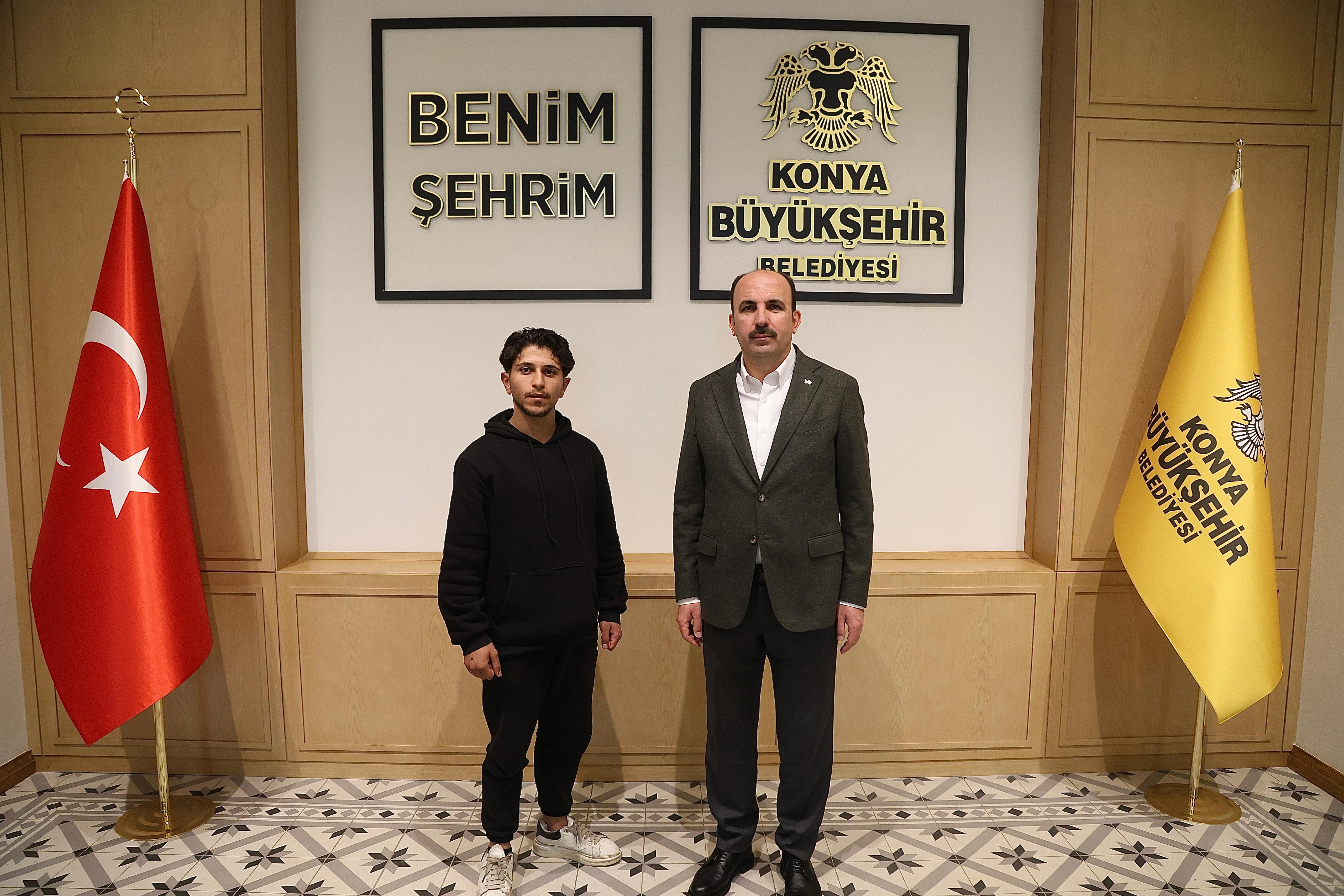 BAŞKAN ALTAY ÇÖKEN APARTMANDA İNSANLARI SON ANDA UYARARAK ONLARCA CANI KURTARAN GENÇLE BULUŞTU