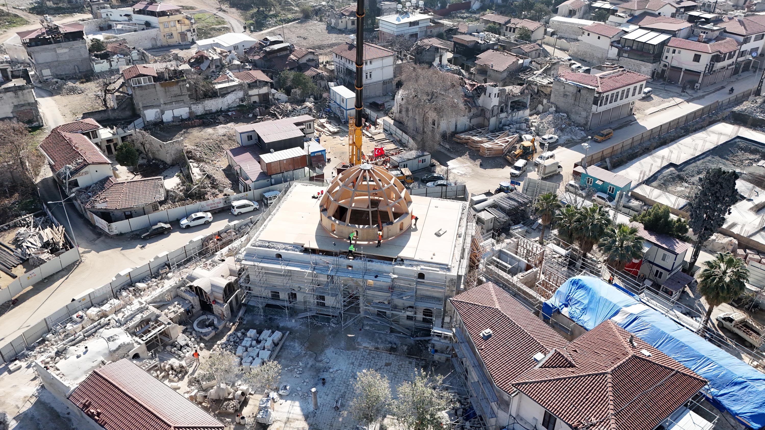 BAŞKAN ALTAY: “HATAY HABİB-İ NECCAR CAMİİ’NİN YENİDEN İMAL EDİLEN AHŞAP KUBBESİ YERİNE YERLEŞTİRİLDİ”