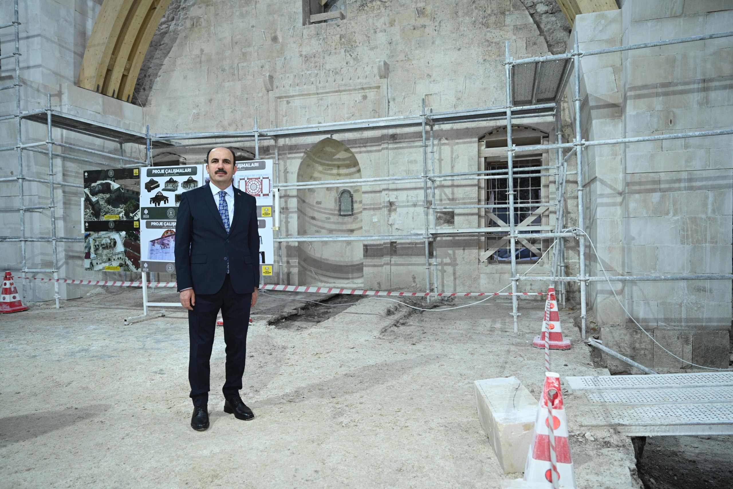 BAŞKAN ALTAY: “HATAY HABİB-İ NECCAR CAMİİ’NİN YENİDEN İMAL EDİLEN AHŞAP KUBBESİ YERİNE YERLEŞTİRİLDİ”